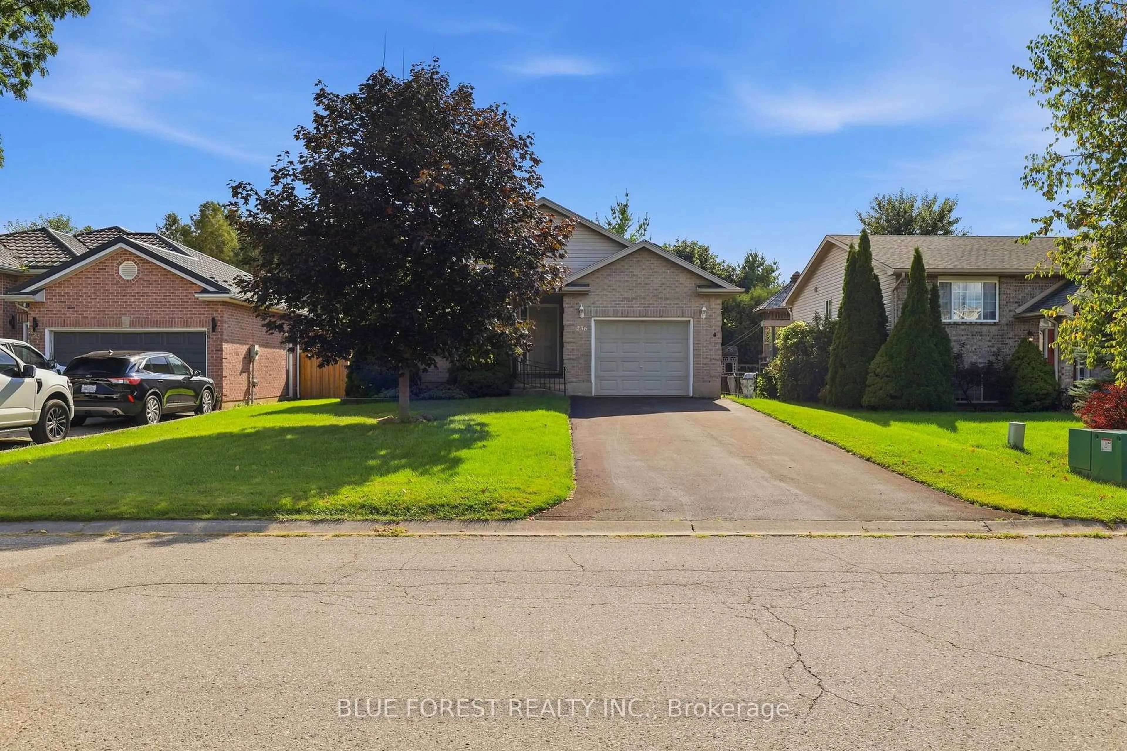 A pic from outside/outdoor area/front of a property/back of a property/a pic from drone, street for 236 Margaret St, Dutton/Dunwich Ontario N0L 1J0