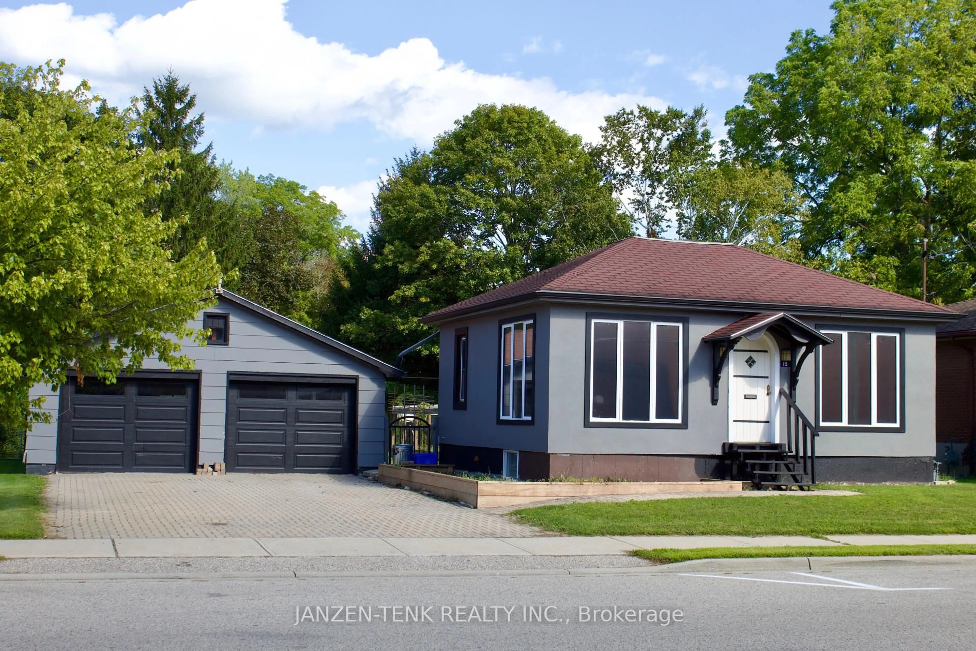 Home with vinyl exterior material, street for 15 St Andrew St, Aylmer Ontario N5H 2M9