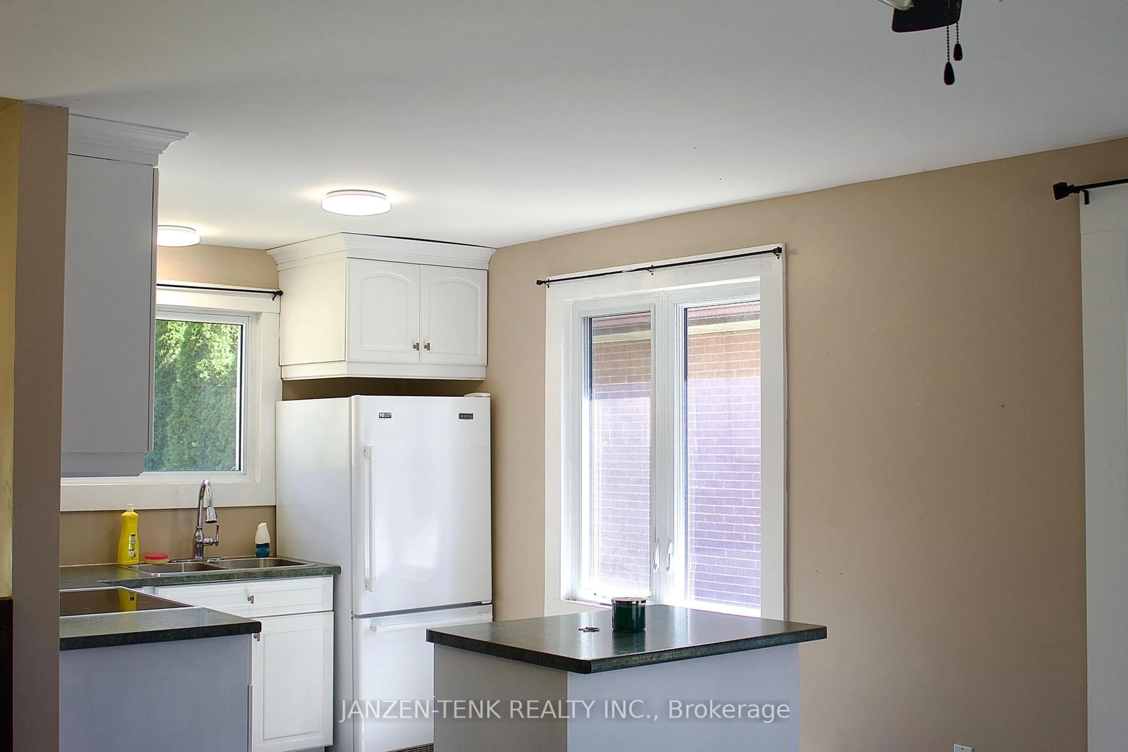 Standard kitchen, unknown for 15 St Andrew St, Aylmer Ontario N5H 2M9