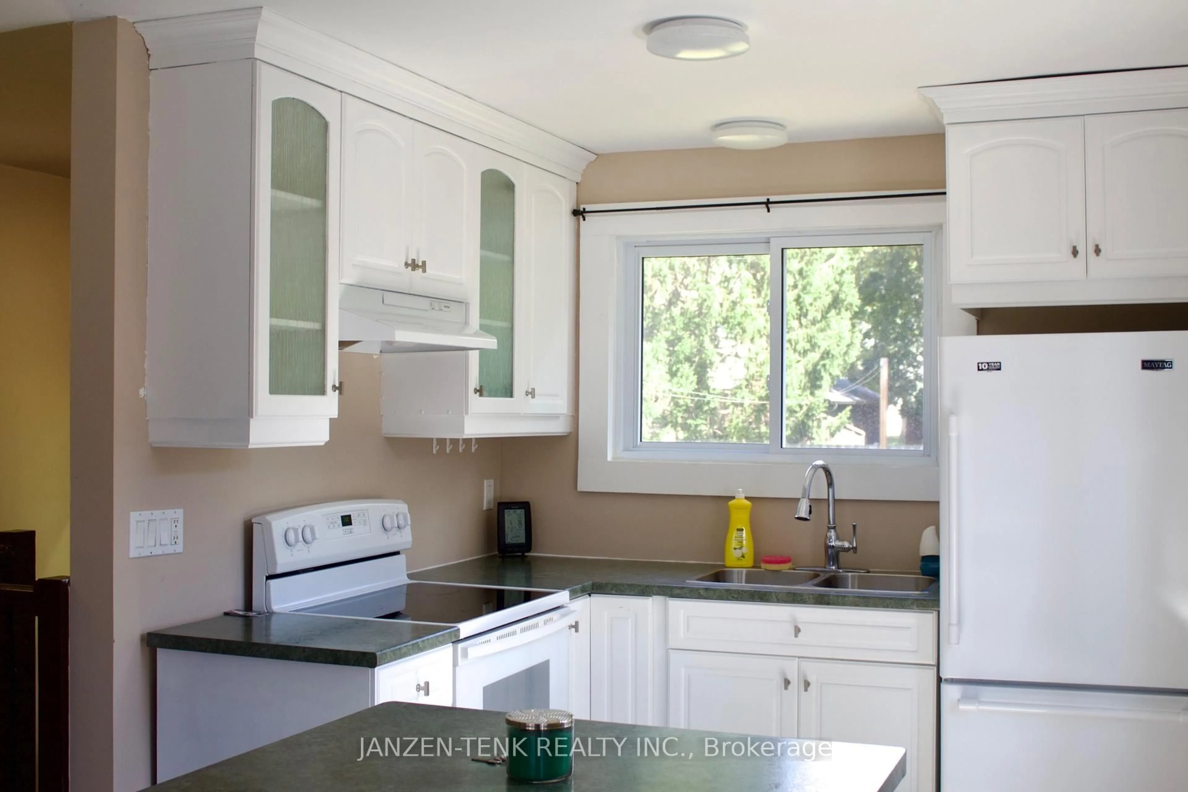 Standard kitchen, unknown for 15 St Andrew St, Aylmer Ontario N5H 2M9