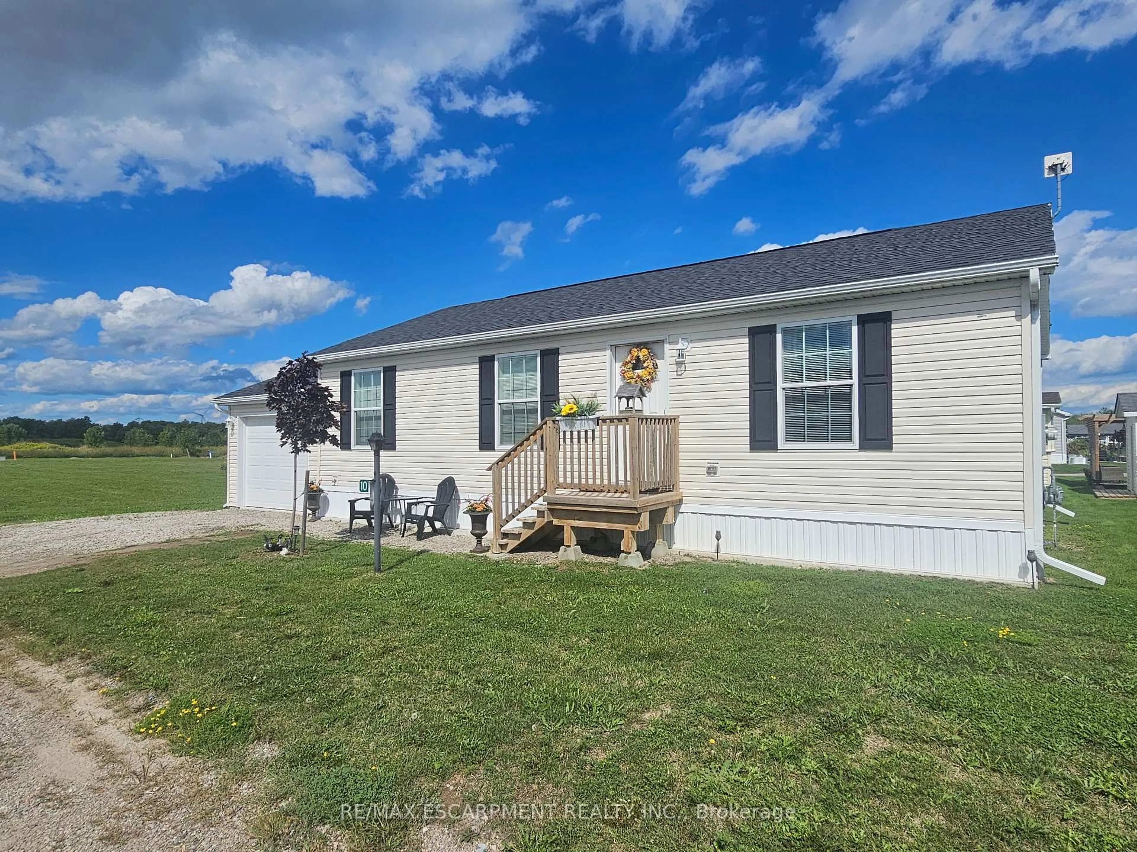 A pic from outside/outdoor area/front of a property/back of a property/a pic from drone, unknown for 10 Marsh Cove, Haldimand Ontario N0A 1L0