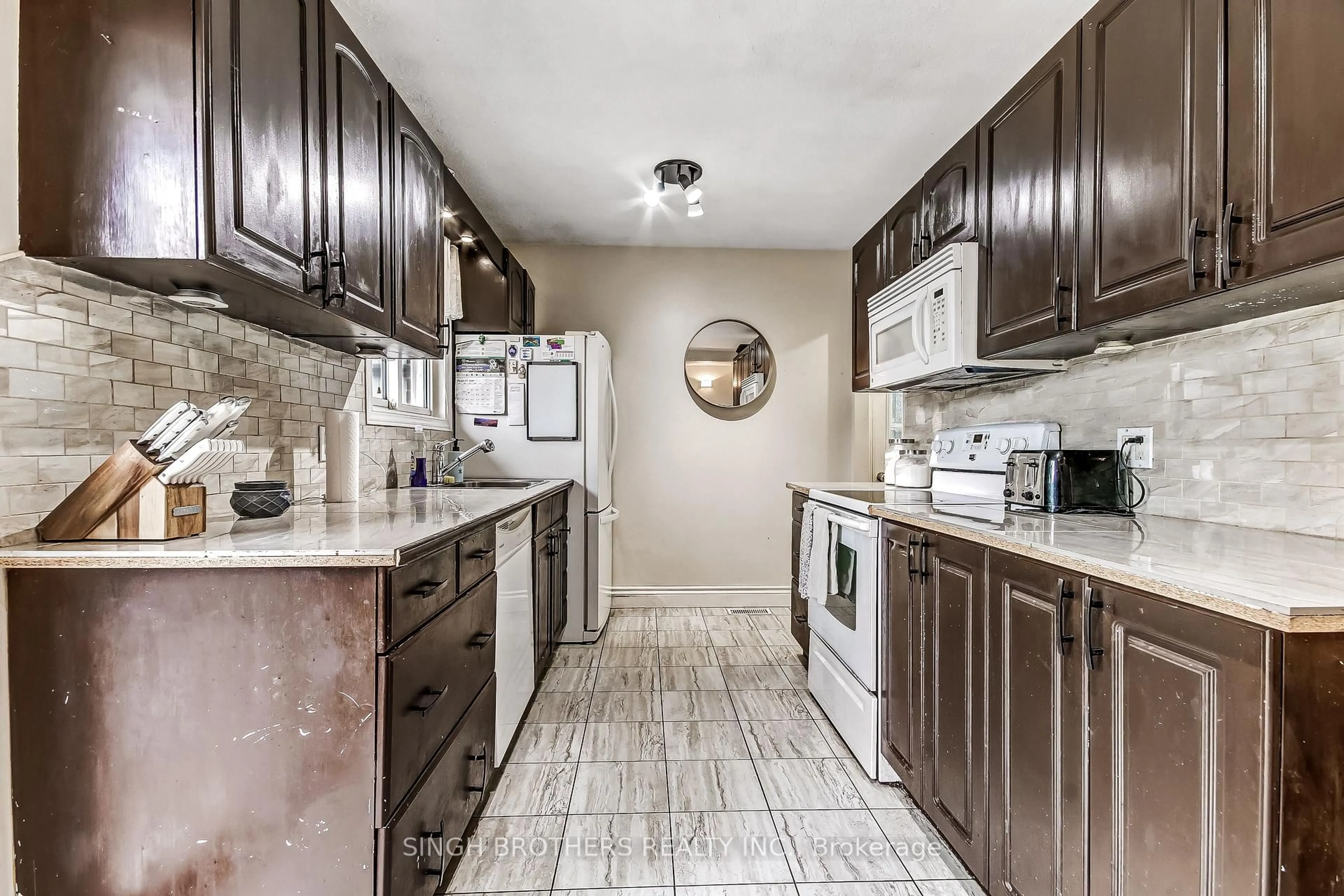 Standard kitchen, ceramic/tile floor for 344 Springbank Ave, Woodstock Ontario N4S 7R6