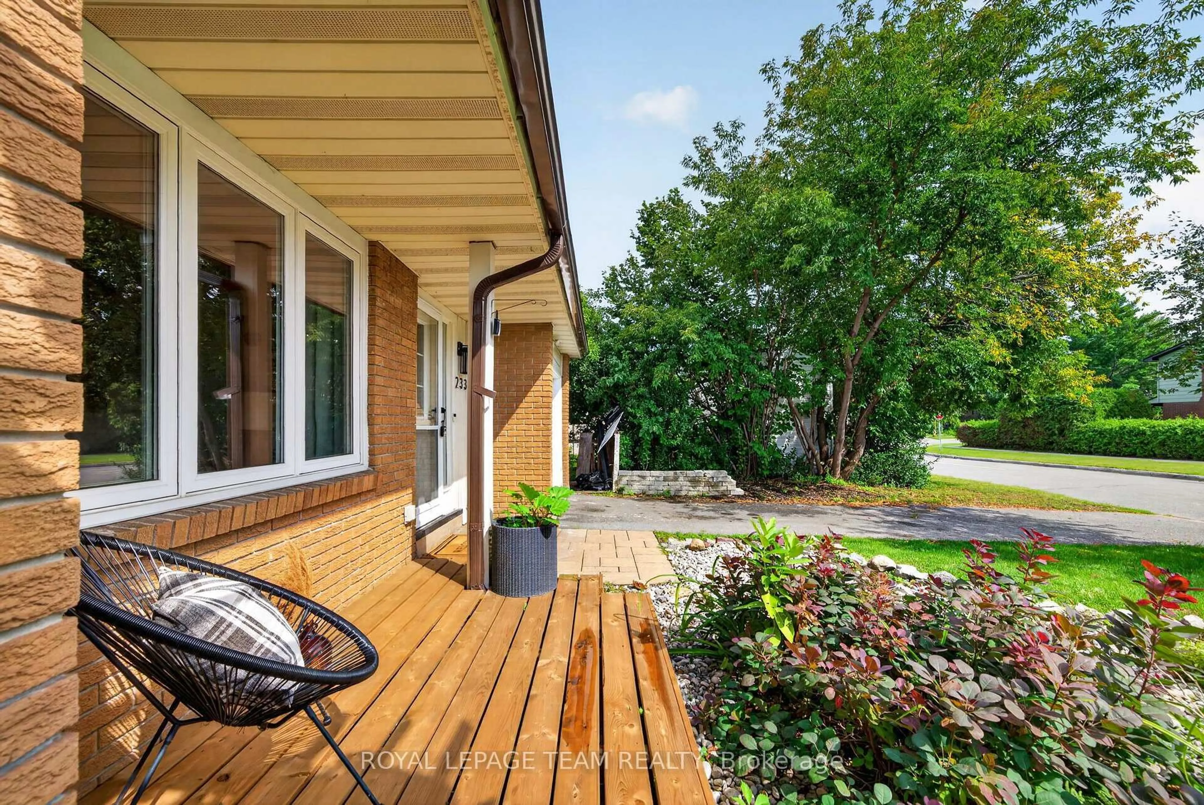 Patio, street for 2333 Cotters Cres, Ottawa Ontario K1V 8Y7