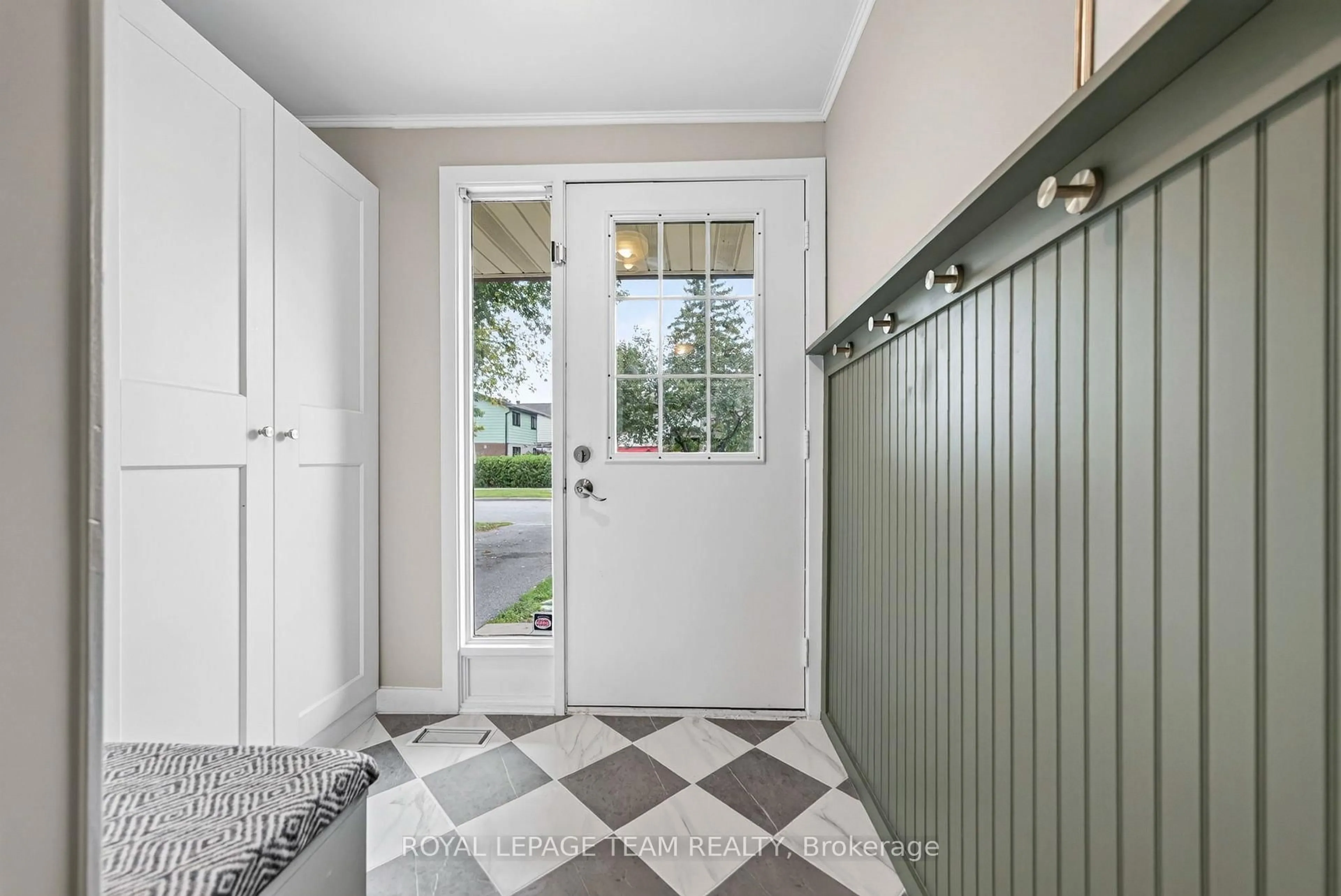 Indoor entryway for 2333 Cotters Cres, Ottawa Ontario K1V 8Y7