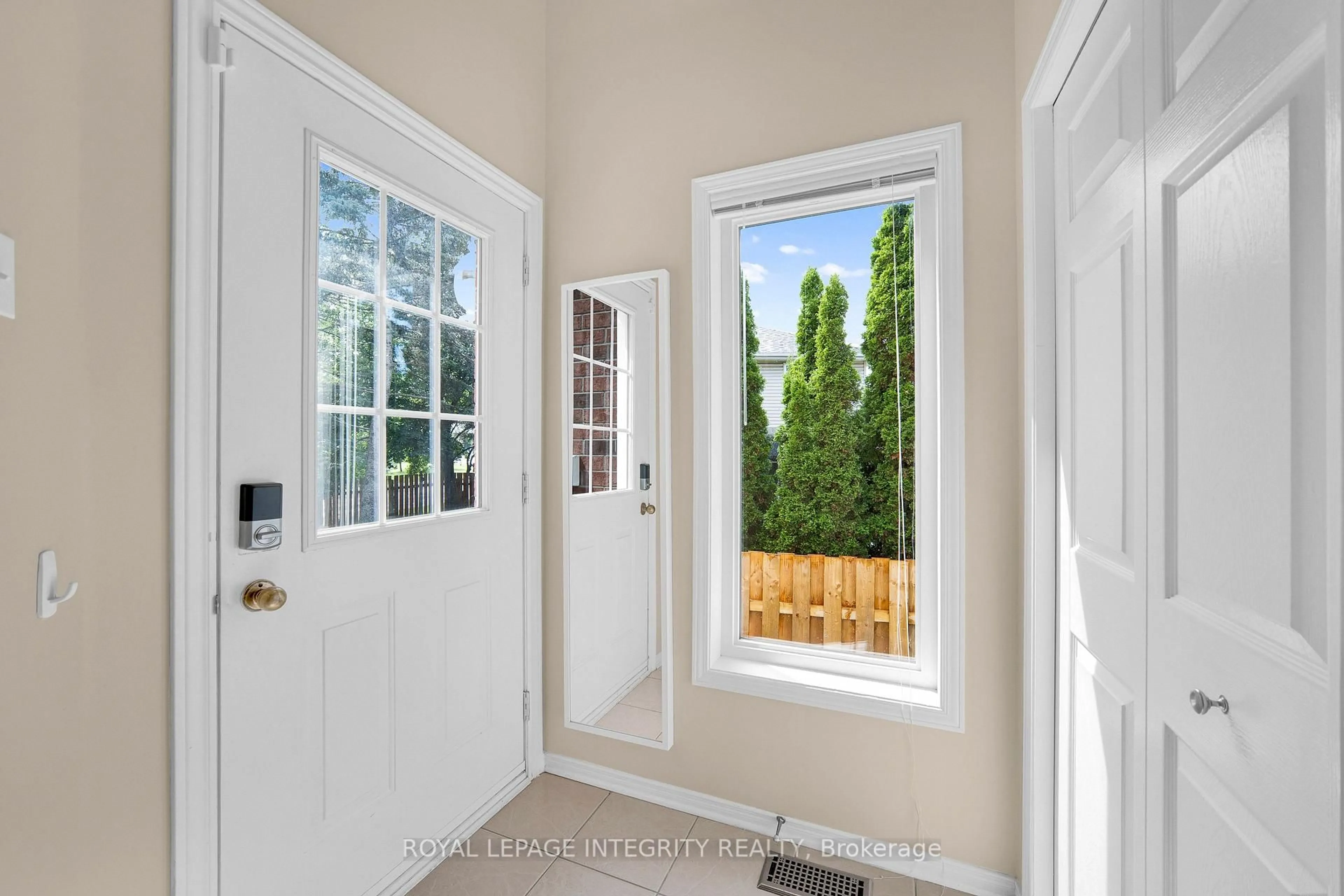 Indoor entryway for 133 Mountshannon Dr, Ottawa Ontario K2J 4M5