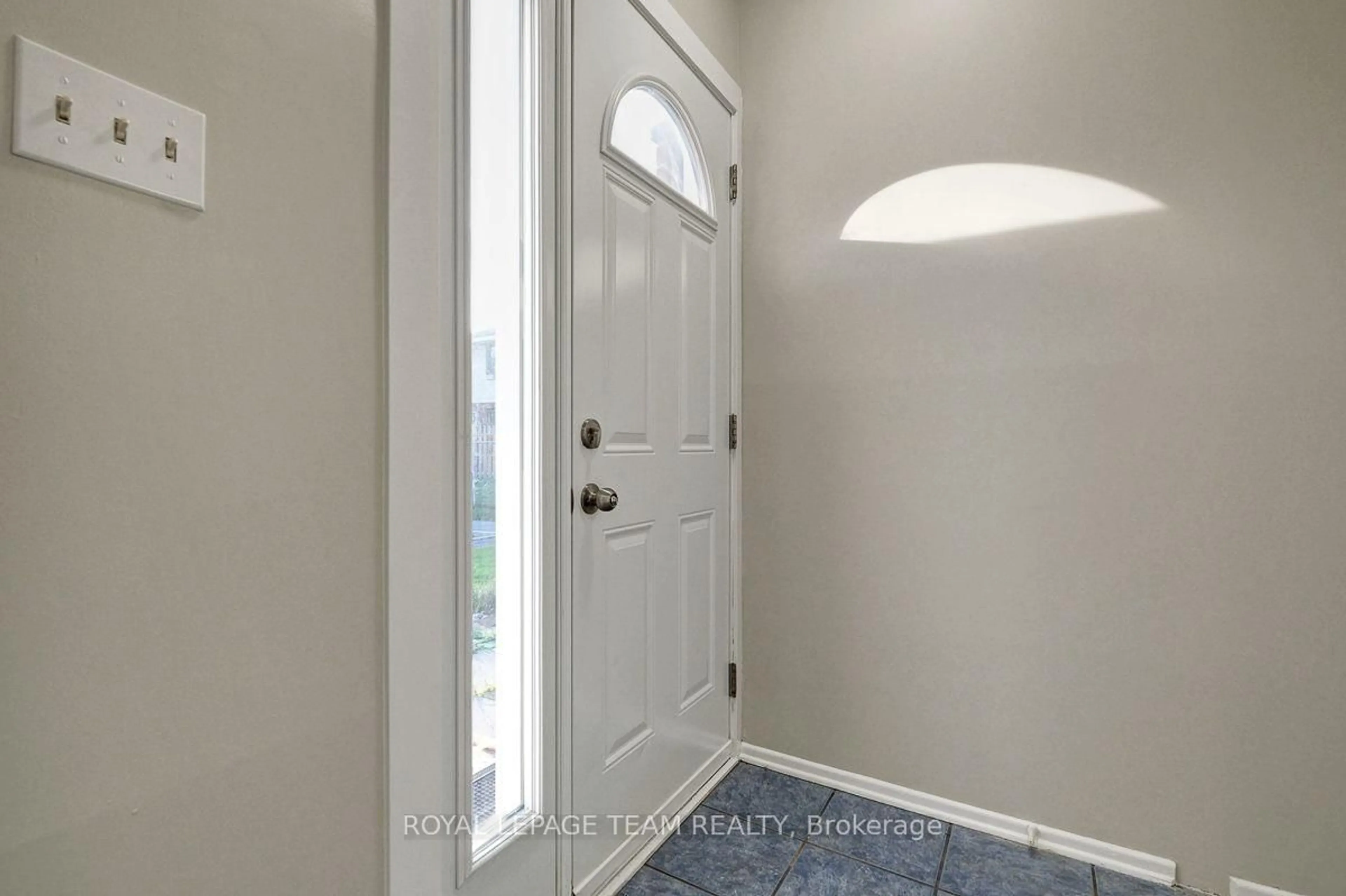 Indoor entryway for 13 Woodvale Green Dr #100, Ottawa Ontario K2G 4H1