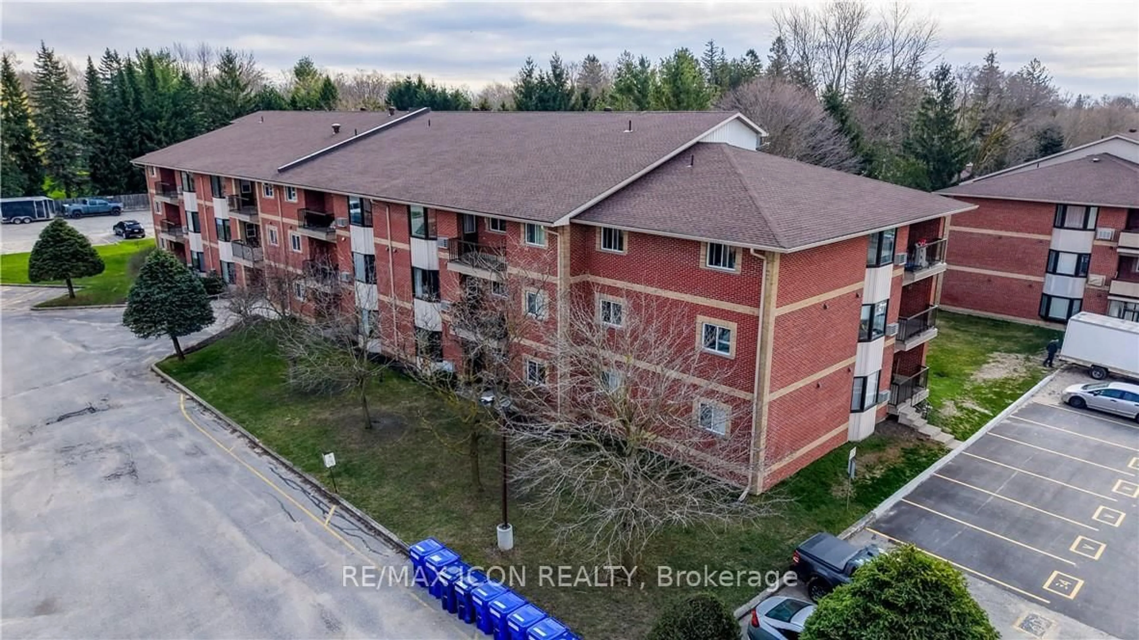 A pic from outside/outdoor area/front of a property/back of a property/a pic from drone, building for 440 Durham St #5, Wellington North Ontario N0G 2L1