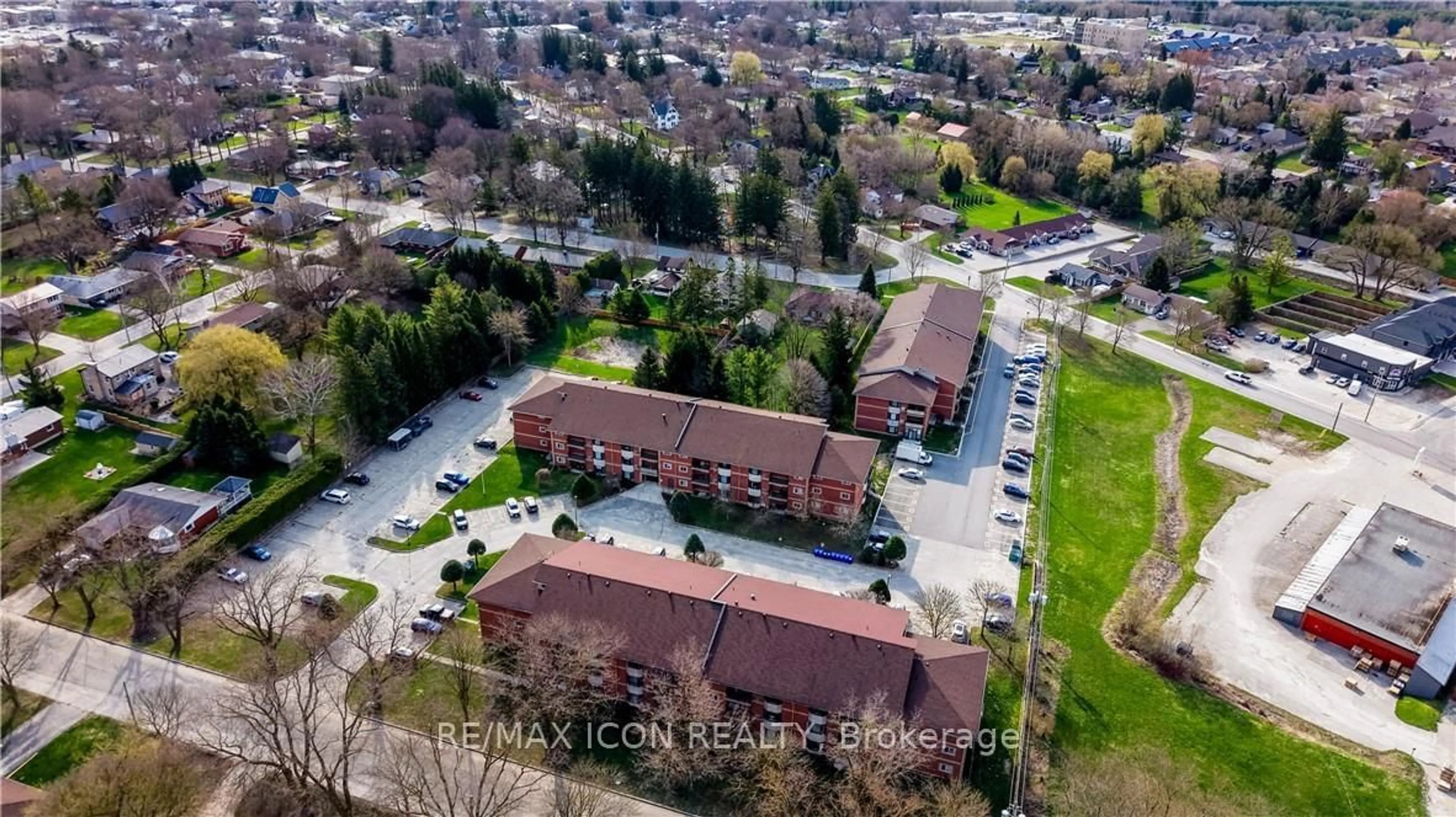 A pic from outside/outdoor area/front of a property/back of a property/a pic from drone, building for 440 Durham St #5, Wellington North Ontario N0G 2L1