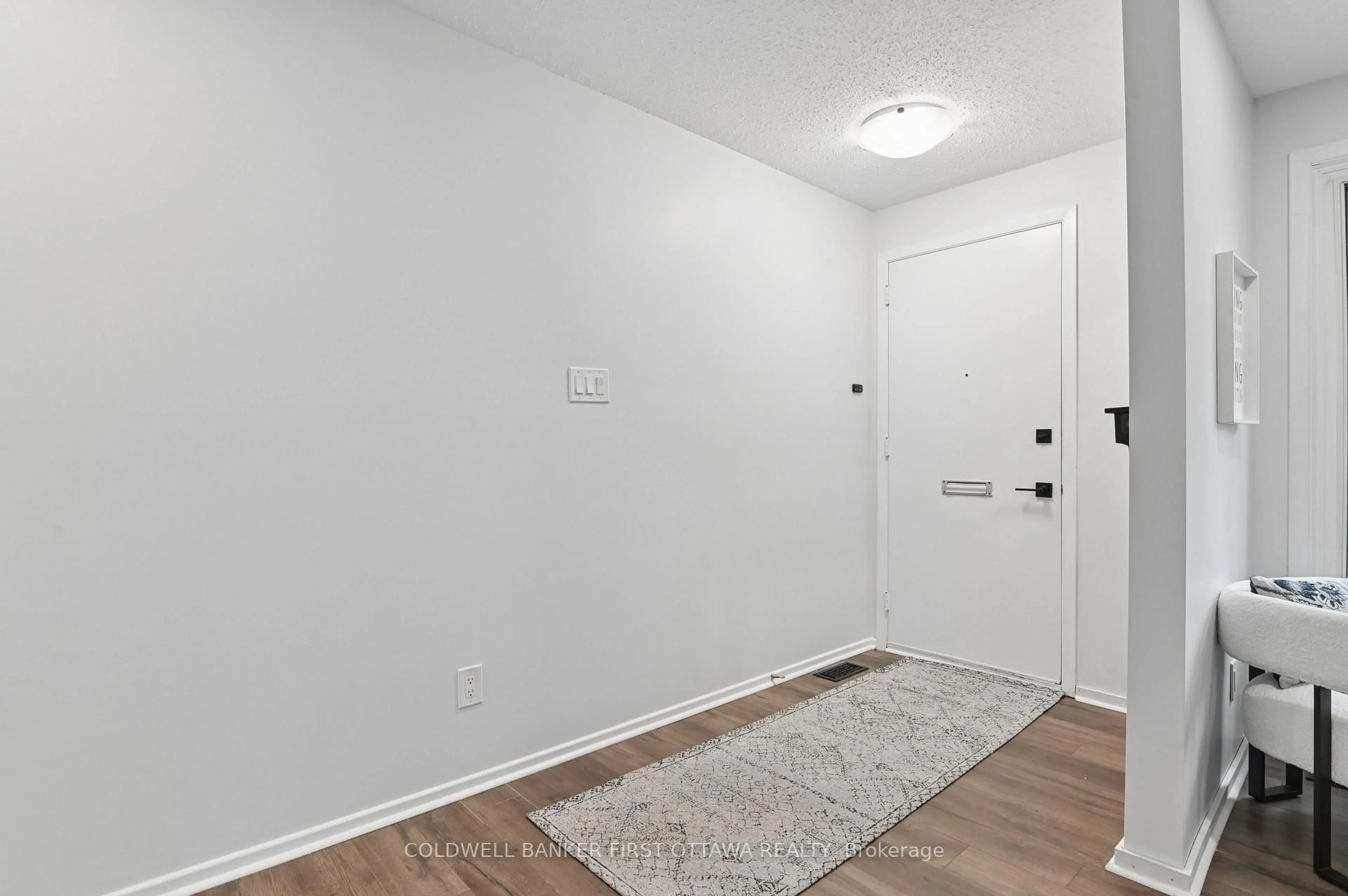 Indoor entryway for 1401 Metz Cres, Ottawa Ontario K1K 3Z7