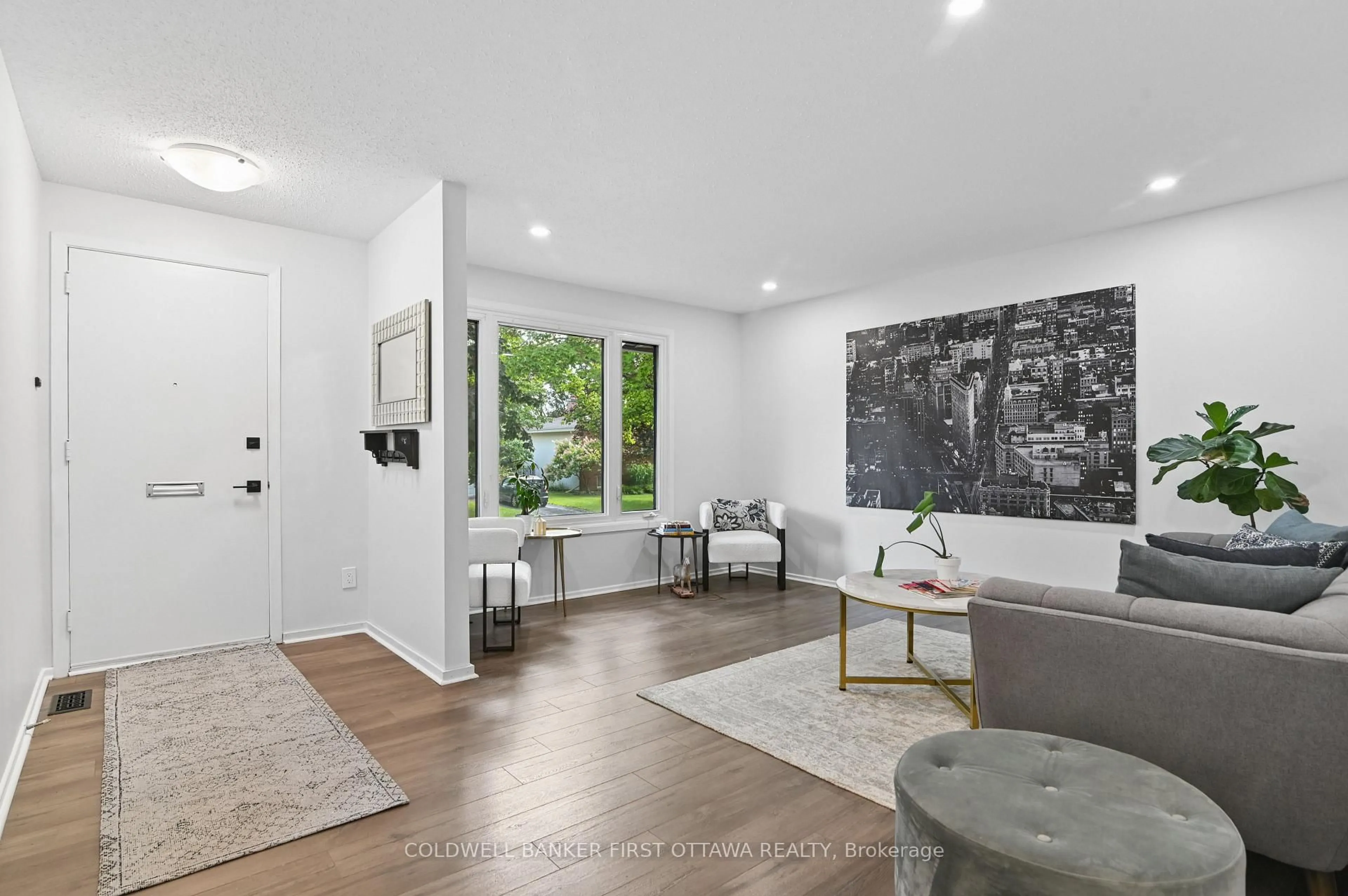 Indoor entryway for 1401 Metz Cres, Ottawa Ontario K1K 3Z7