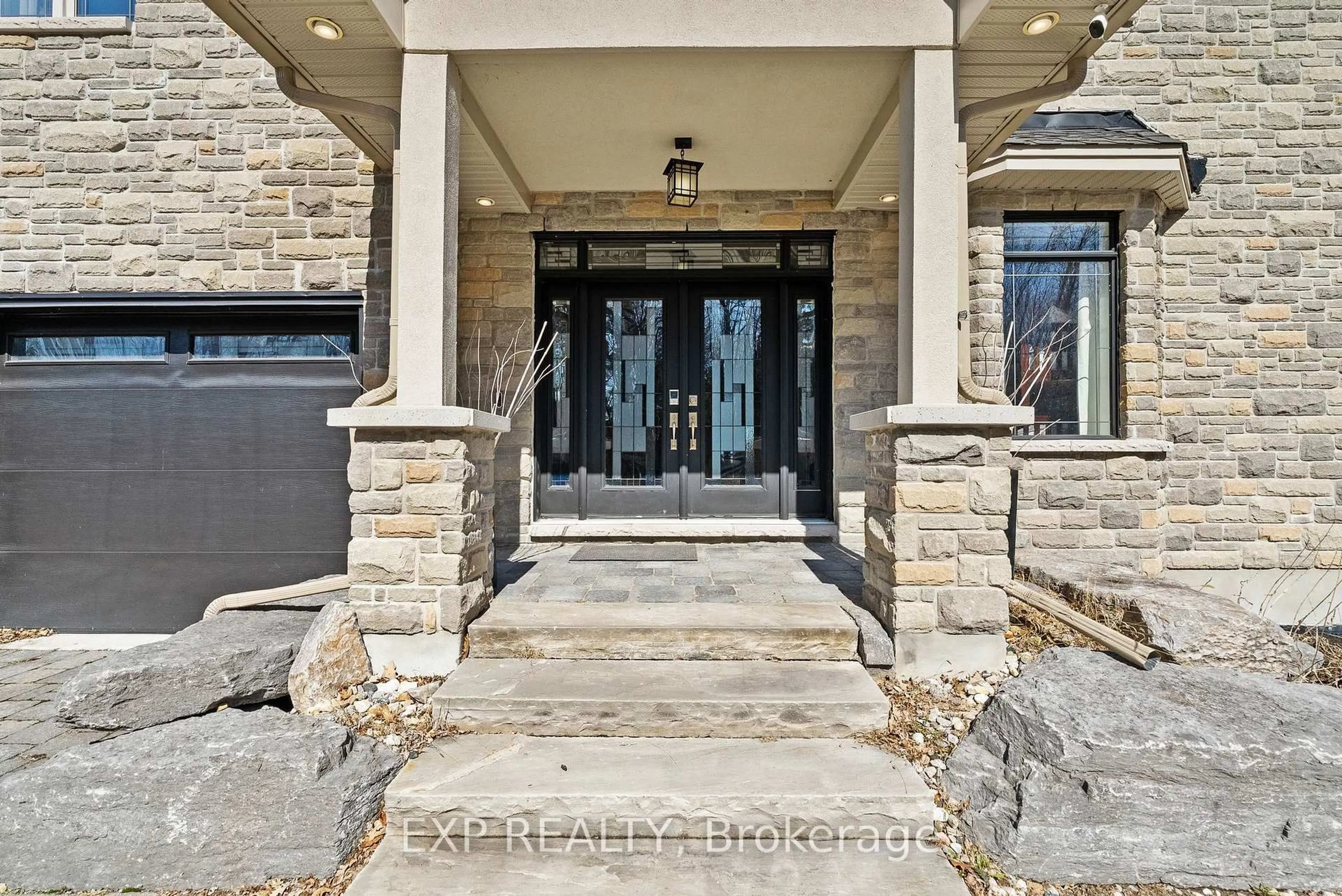 Indoor entryway for 102 Allbirch Rd, Ottawa Ontario K0A 3M0
