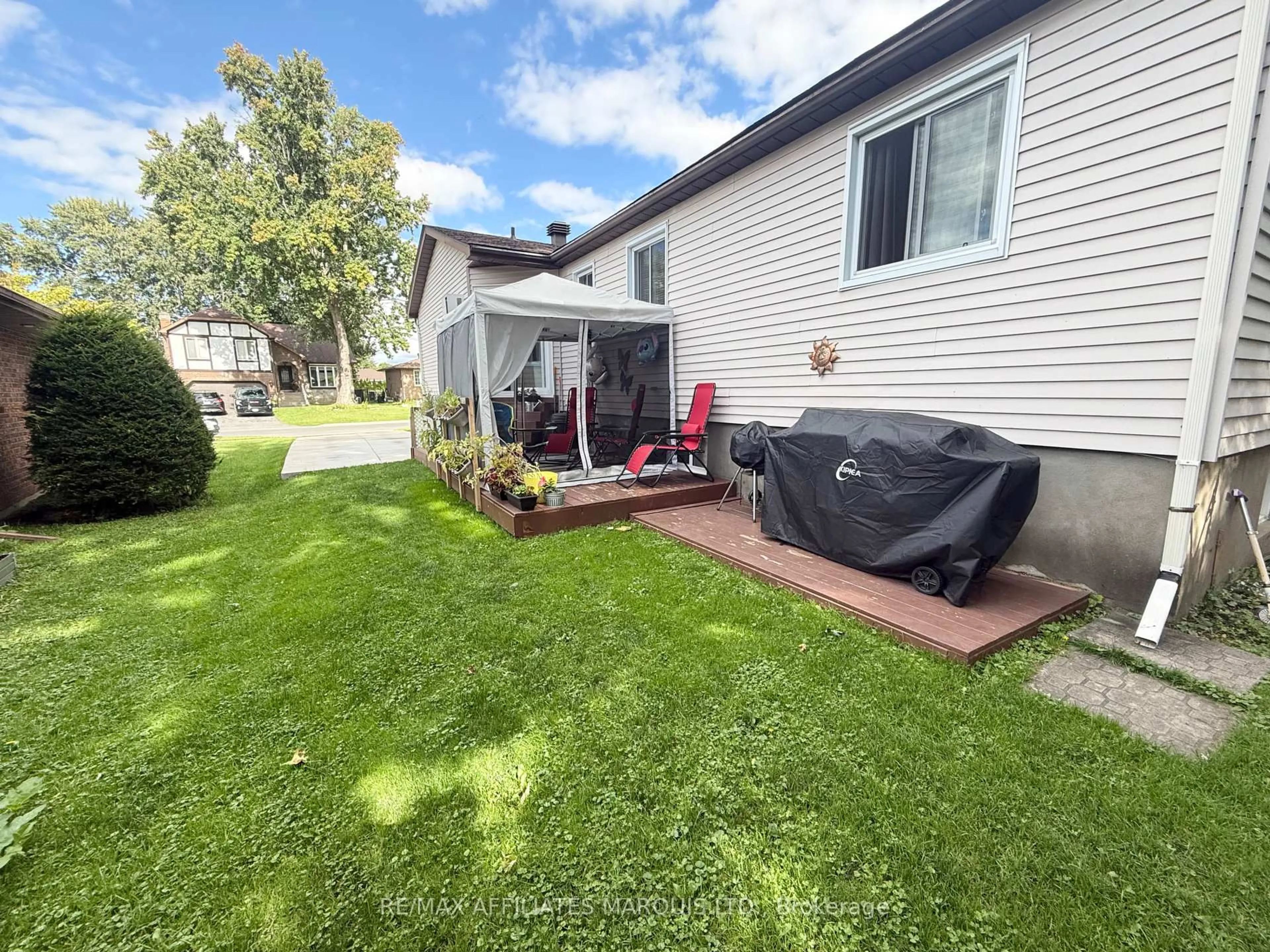 Patio, street for 574 Lynwood Dr, Cornwall Ontario K6H 5X5