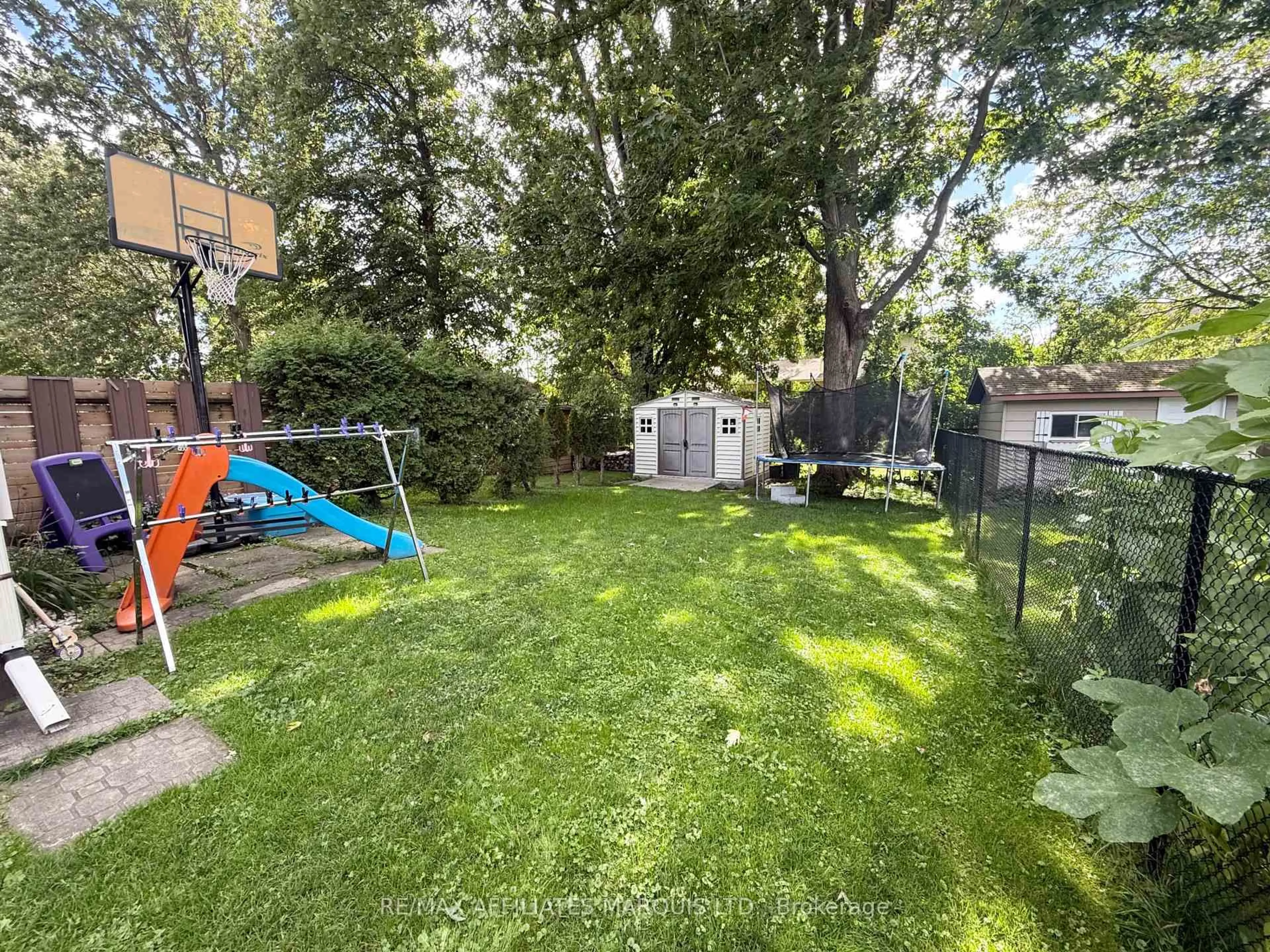 A pic from outside/outdoor area/front of a property/back of a property/a pic from drone, street for 574 Lynwood Dr, Cornwall Ontario K6H 5X5
