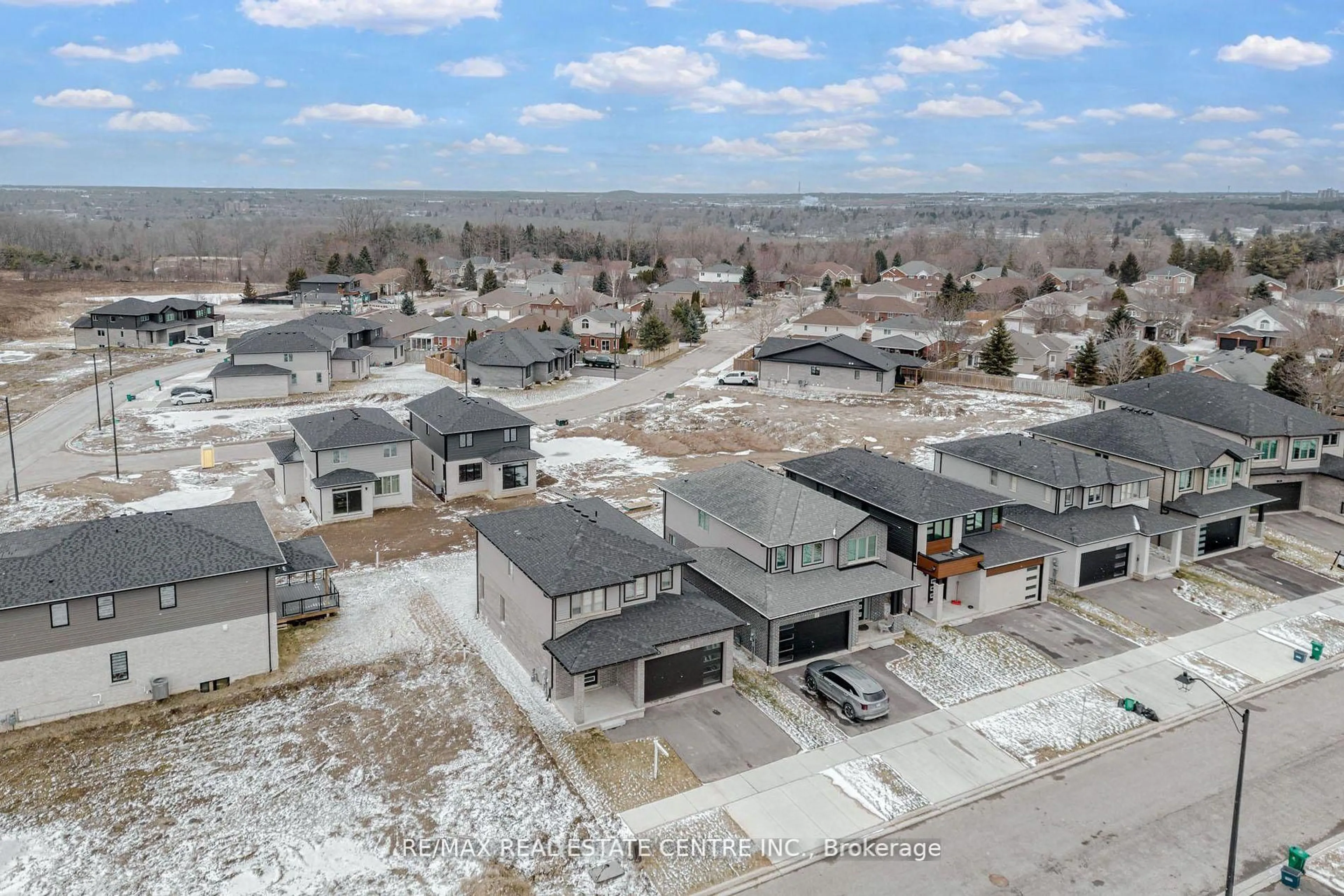 A pic from outside/outdoor area/front of a property/back of a property/a pic from drone, street for 8 Moon Cres, Cambridge Ontario N1S 0C4