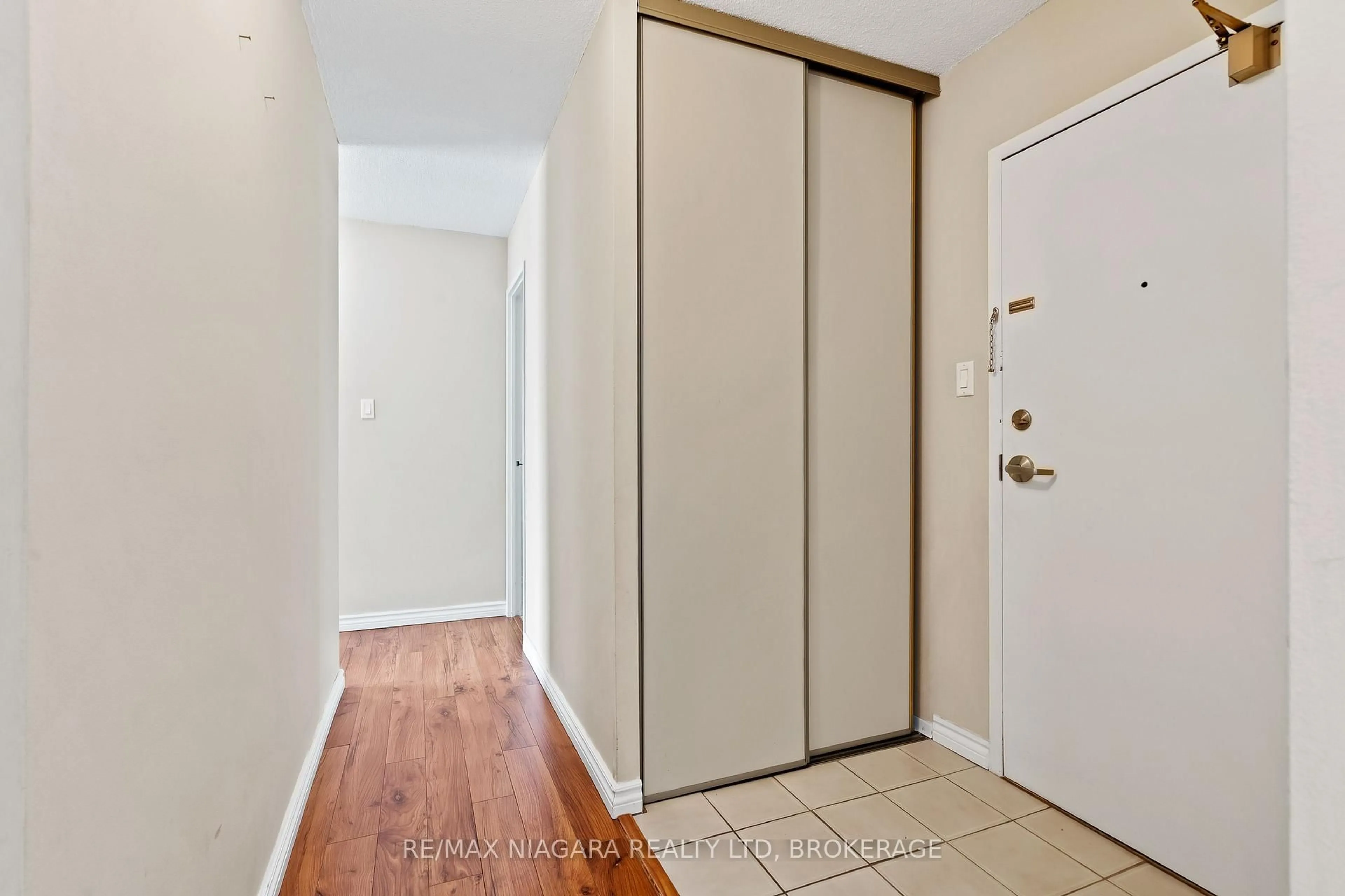 Indoor entryway for 7 GALE Cres #502, St. Catharines Ontario L2R 7M8