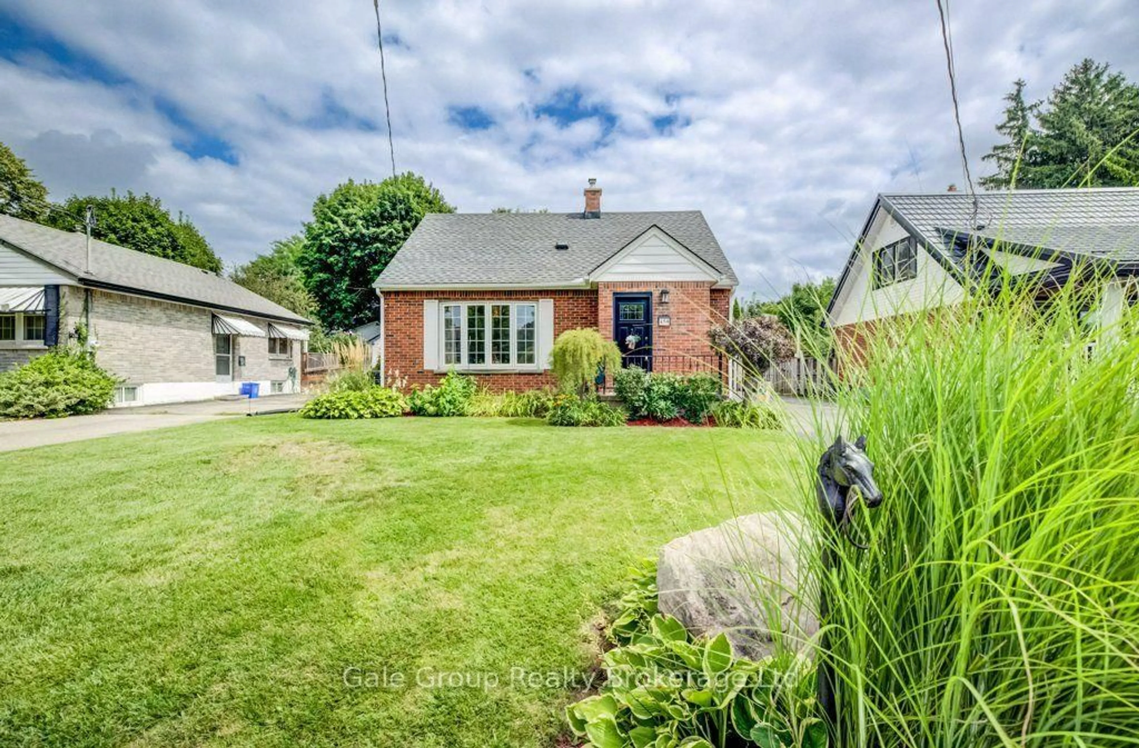 A pic from outside/outdoor area/front of a property/back of a property/a pic from drone, street for 450 Huron St, Woodstock Ontario N4S 7A7