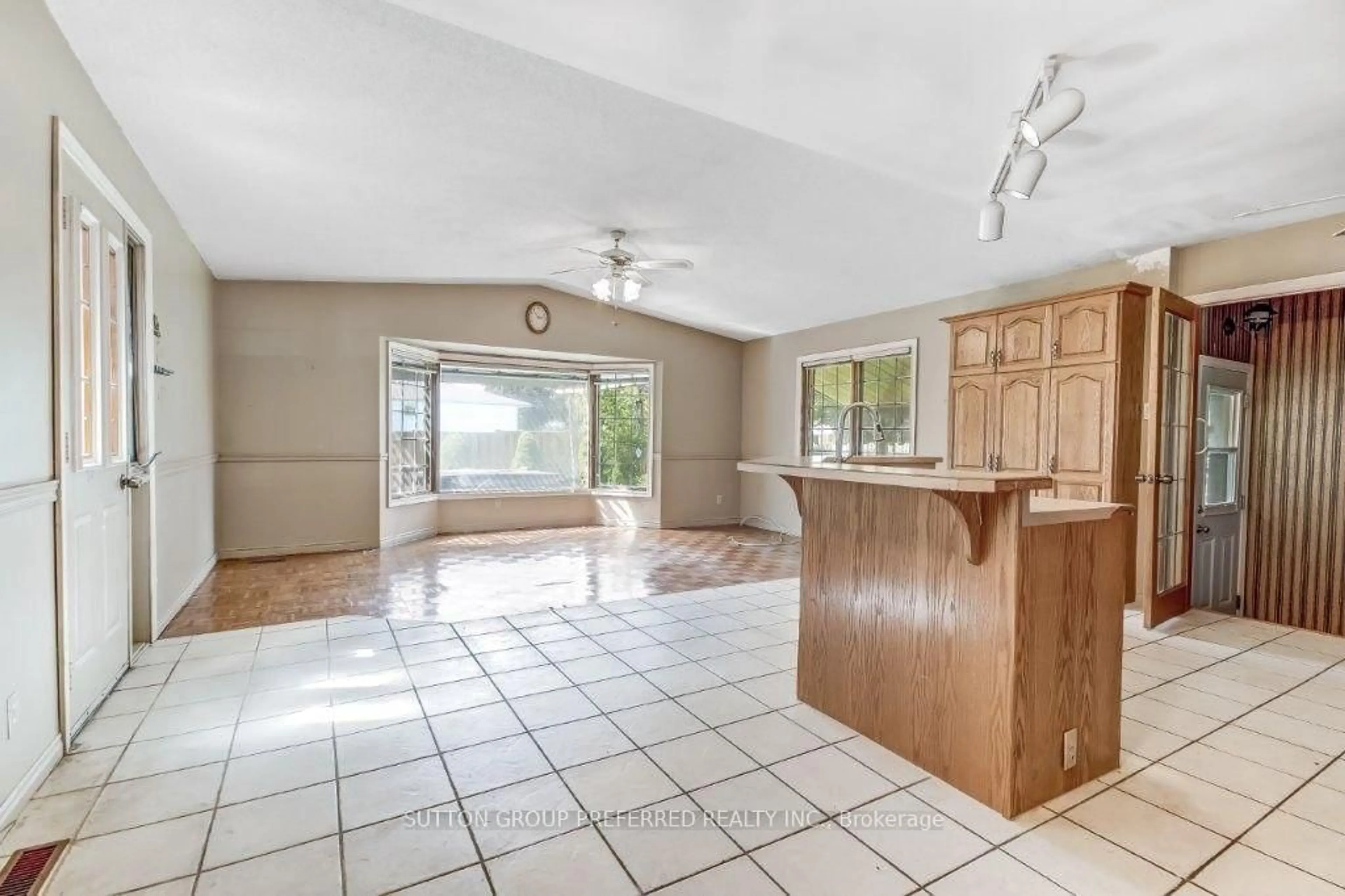 Indoor foyer for 1 Pickwick Pl, London East Ontario N5V 2P6