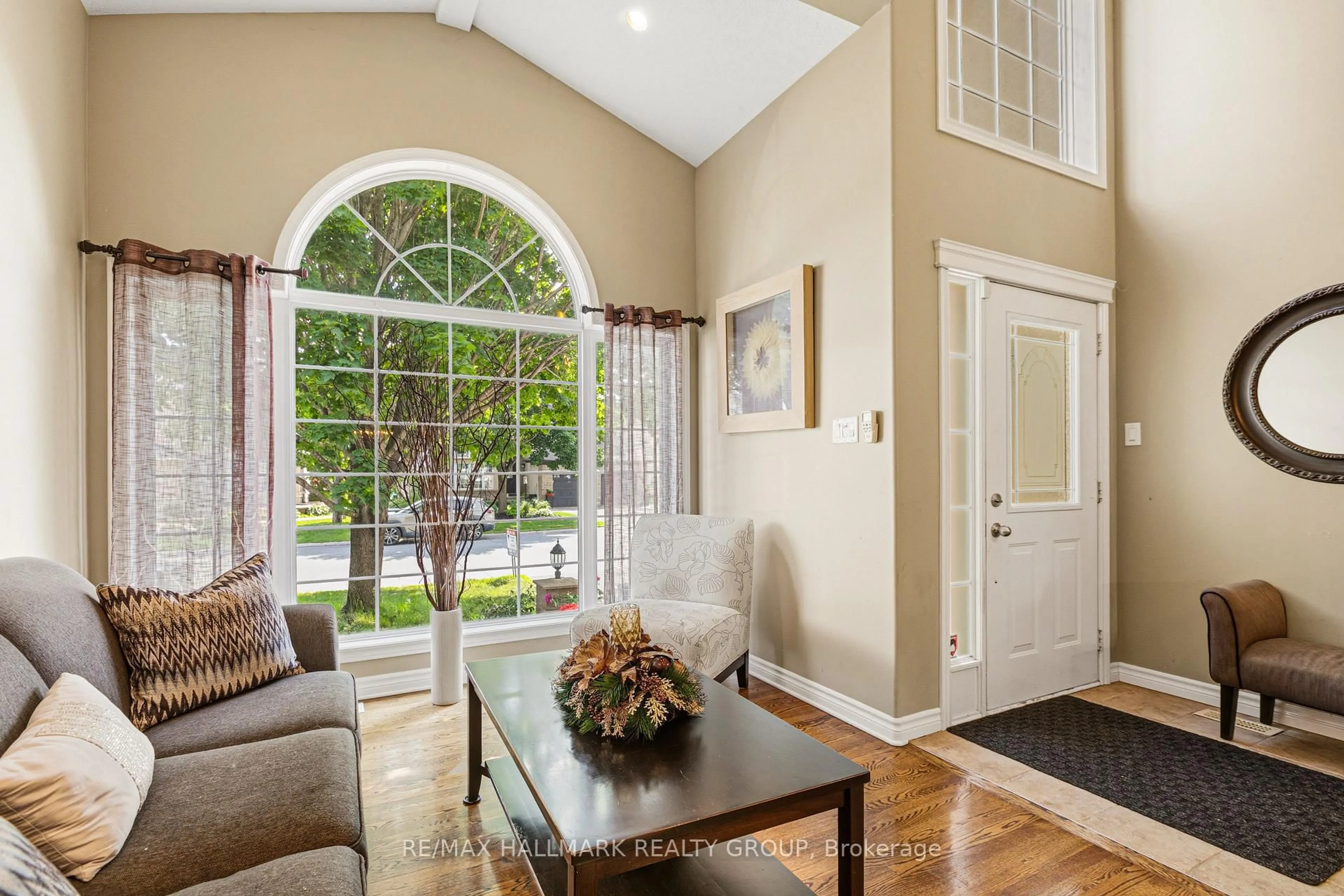 Indoor entryway for 9 Blackshire Circ, Ottawa Ontario K2J 5L8