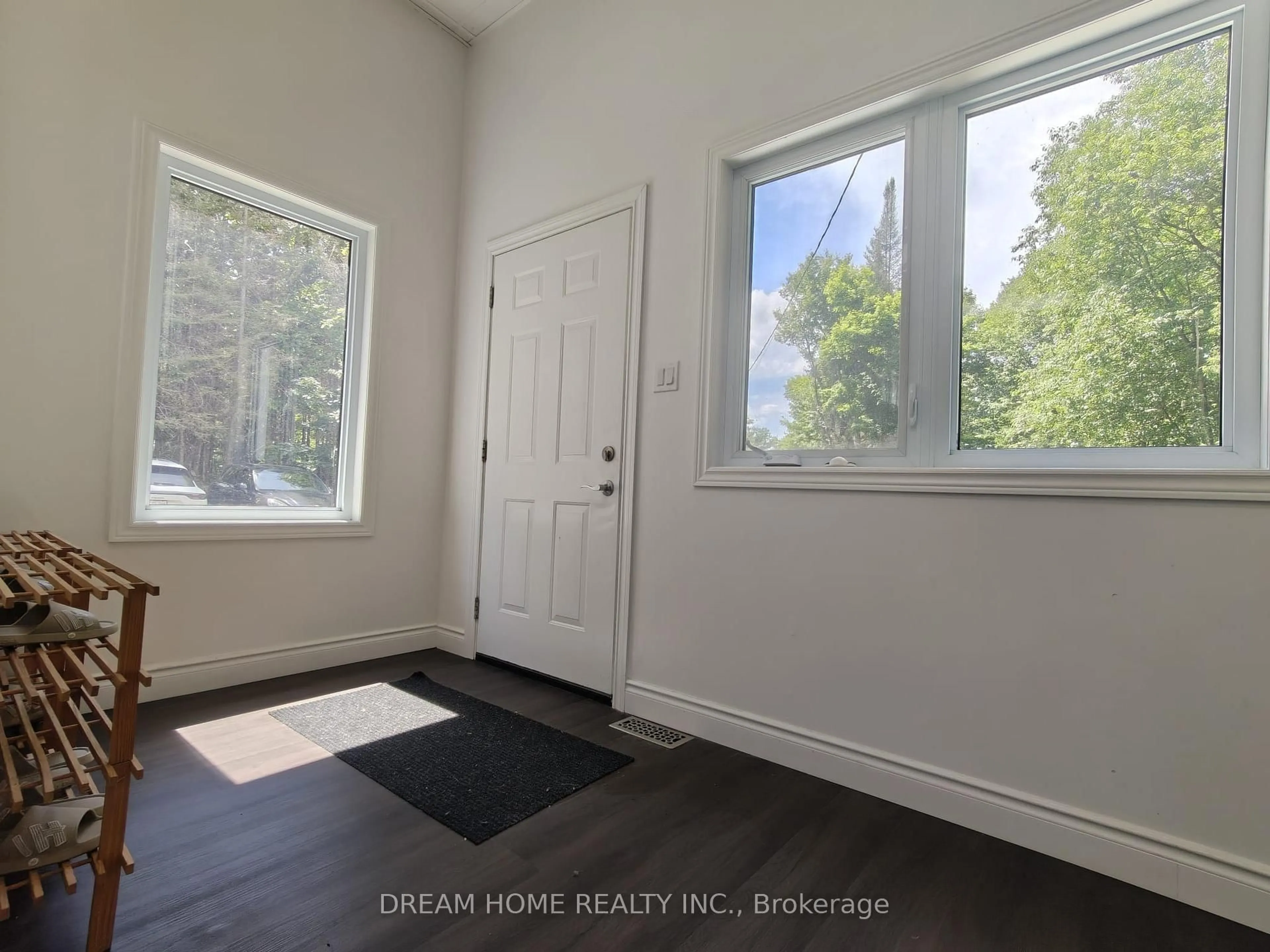 Indoor entryway for 150 Hillside Lake Rd, North Bay Ontario P1B 8G2