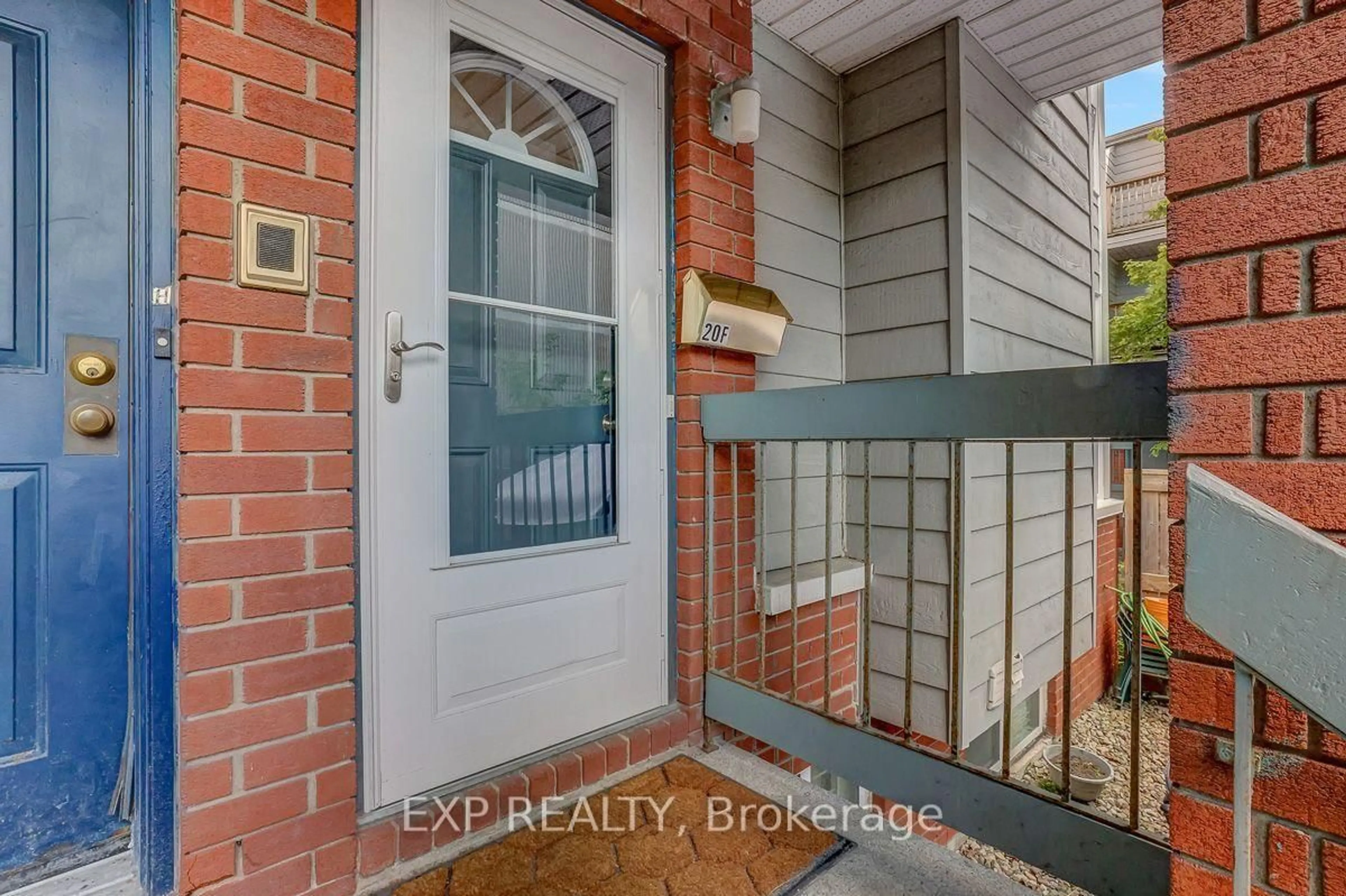 Indoor entryway for 20 Hart Ave #F, Ottawa Ontario K1K 4H8