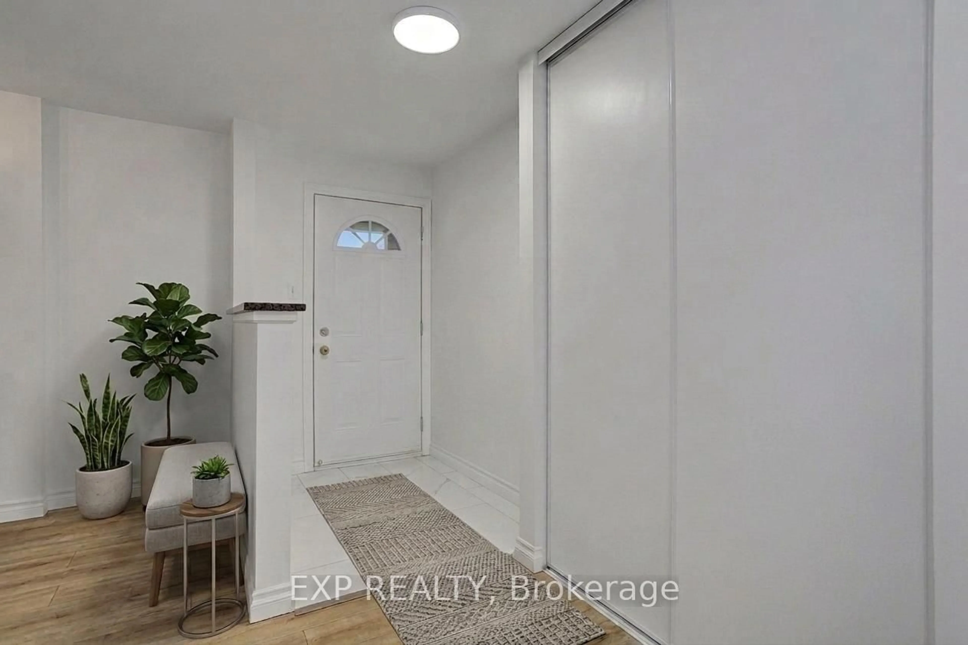 Indoor entryway for 20 Hart Ave #F, Ottawa Ontario K1K 4H8