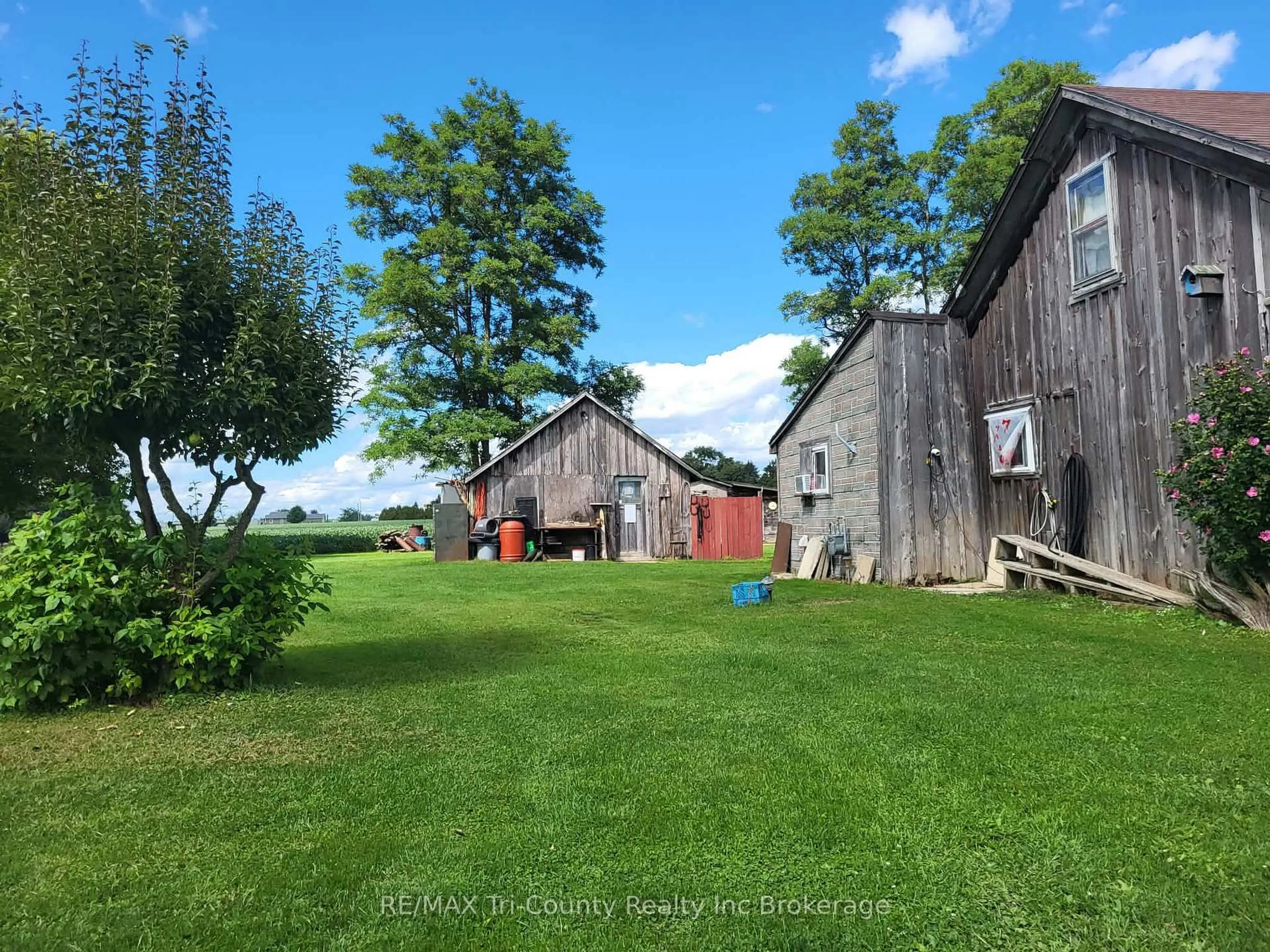 A pic from outside/outdoor area/front of a property/back of a property/a pic from drone, street for 44 North St, Norfolk Ontario N0J 1E0