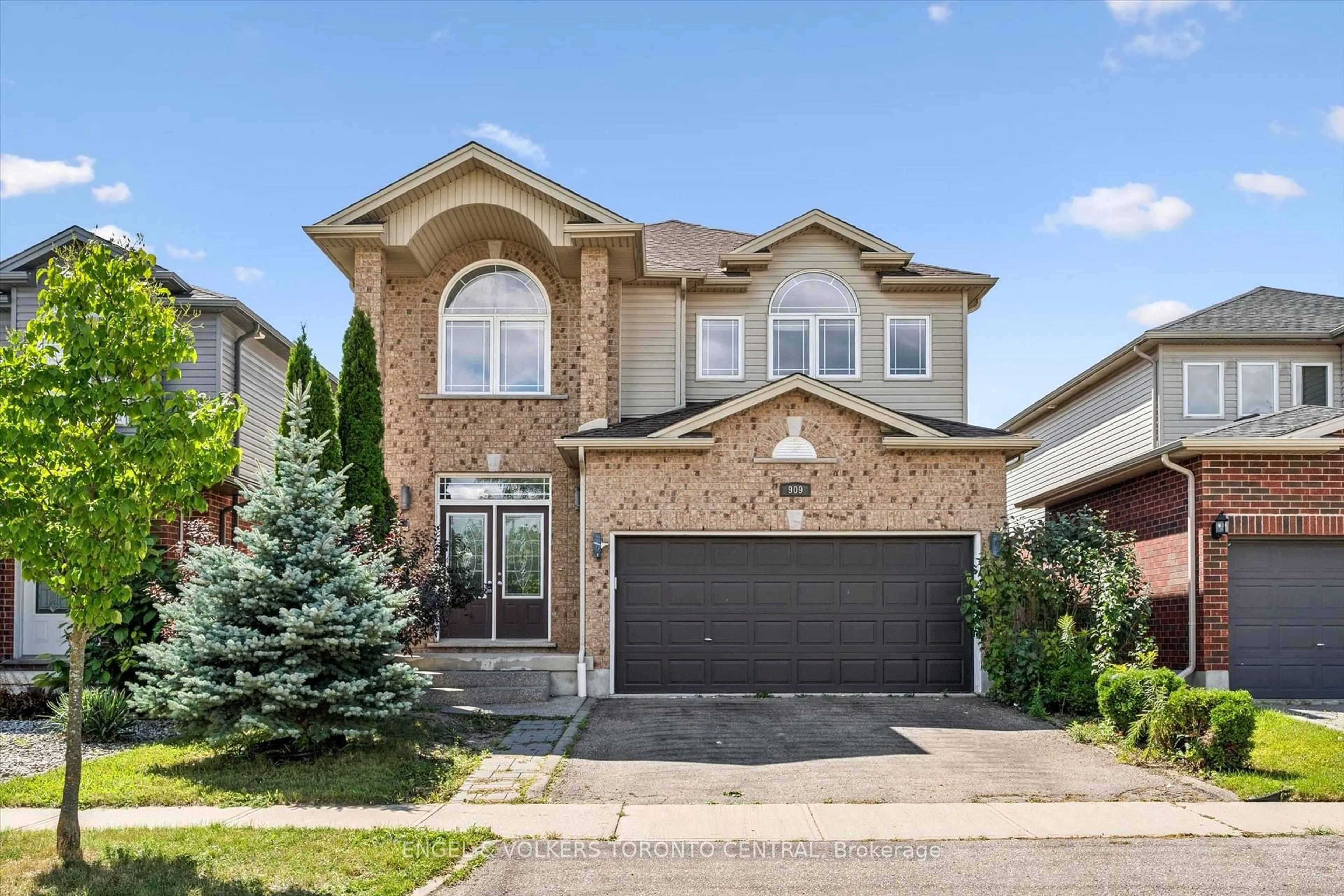 Home with brick exterior material, street for 909 Pebblecreek Crt, Kitchener Ontario N2A 4M6