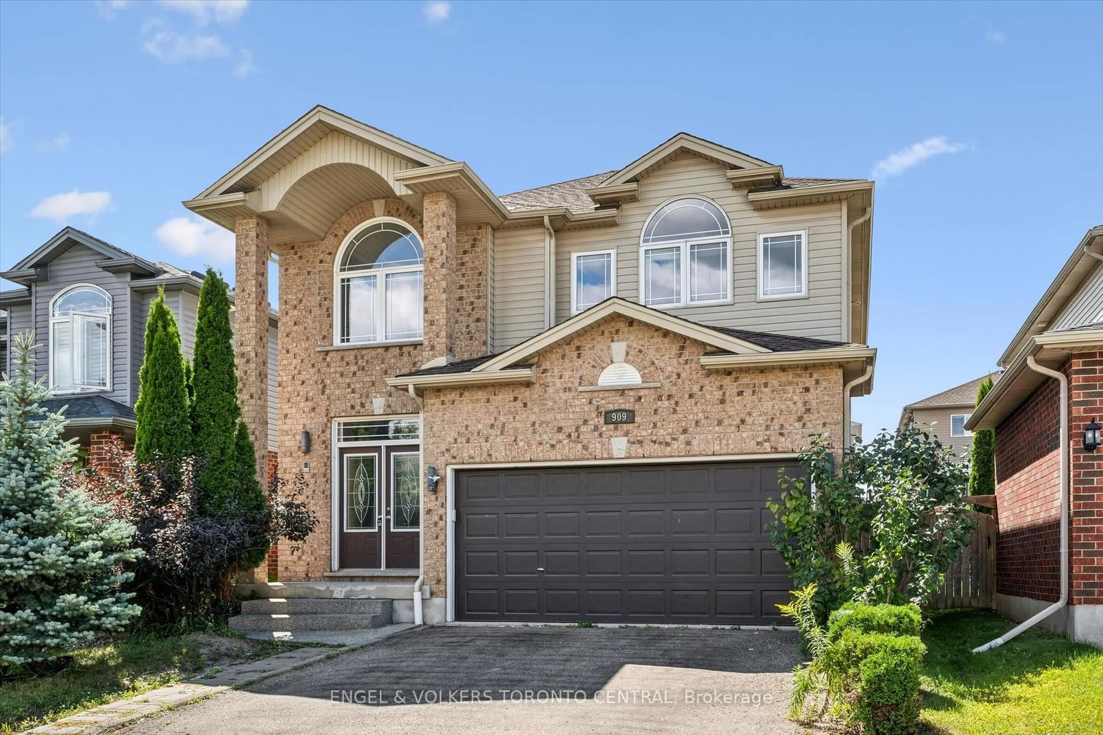 Home with brick exterior material, street for 909 Pebblecreek Crt, Kitchener Ontario N2A 4M6