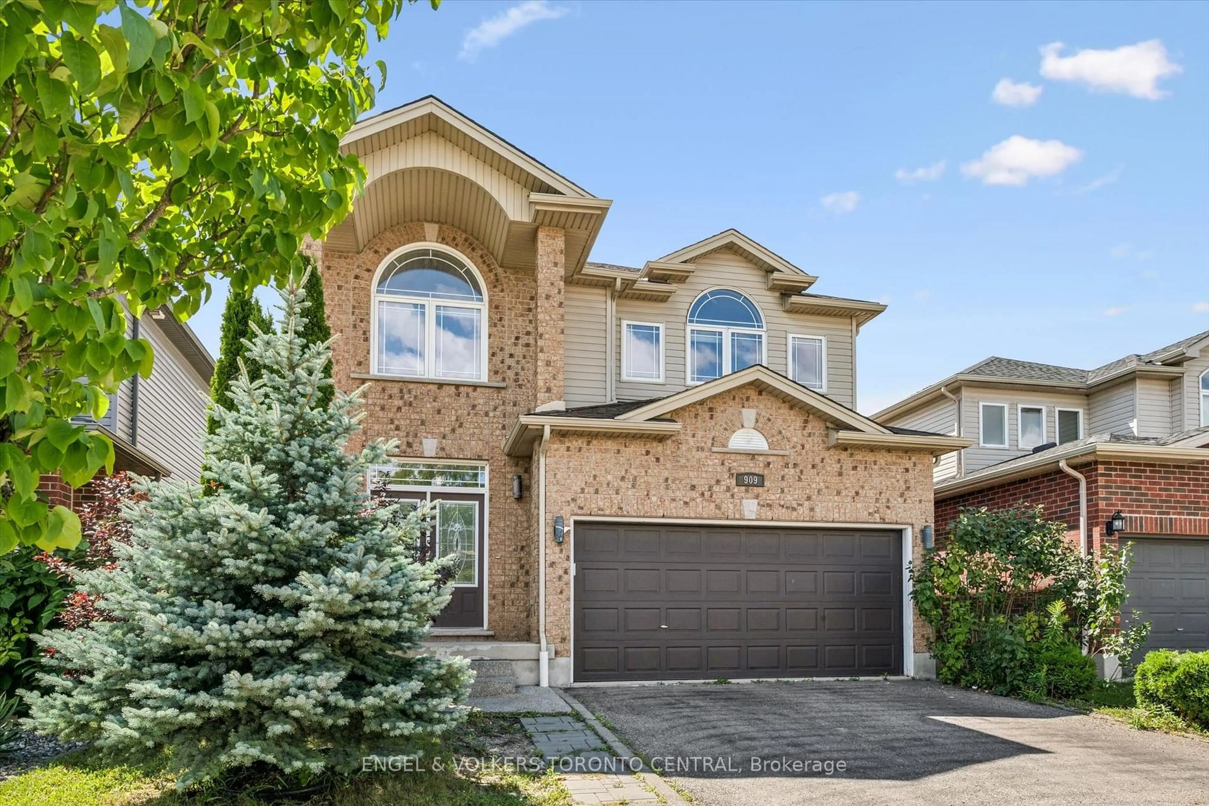 Home with brick exterior material, street for 909 Pebblecreek Crt, Kitchener Ontario N2A 4M6