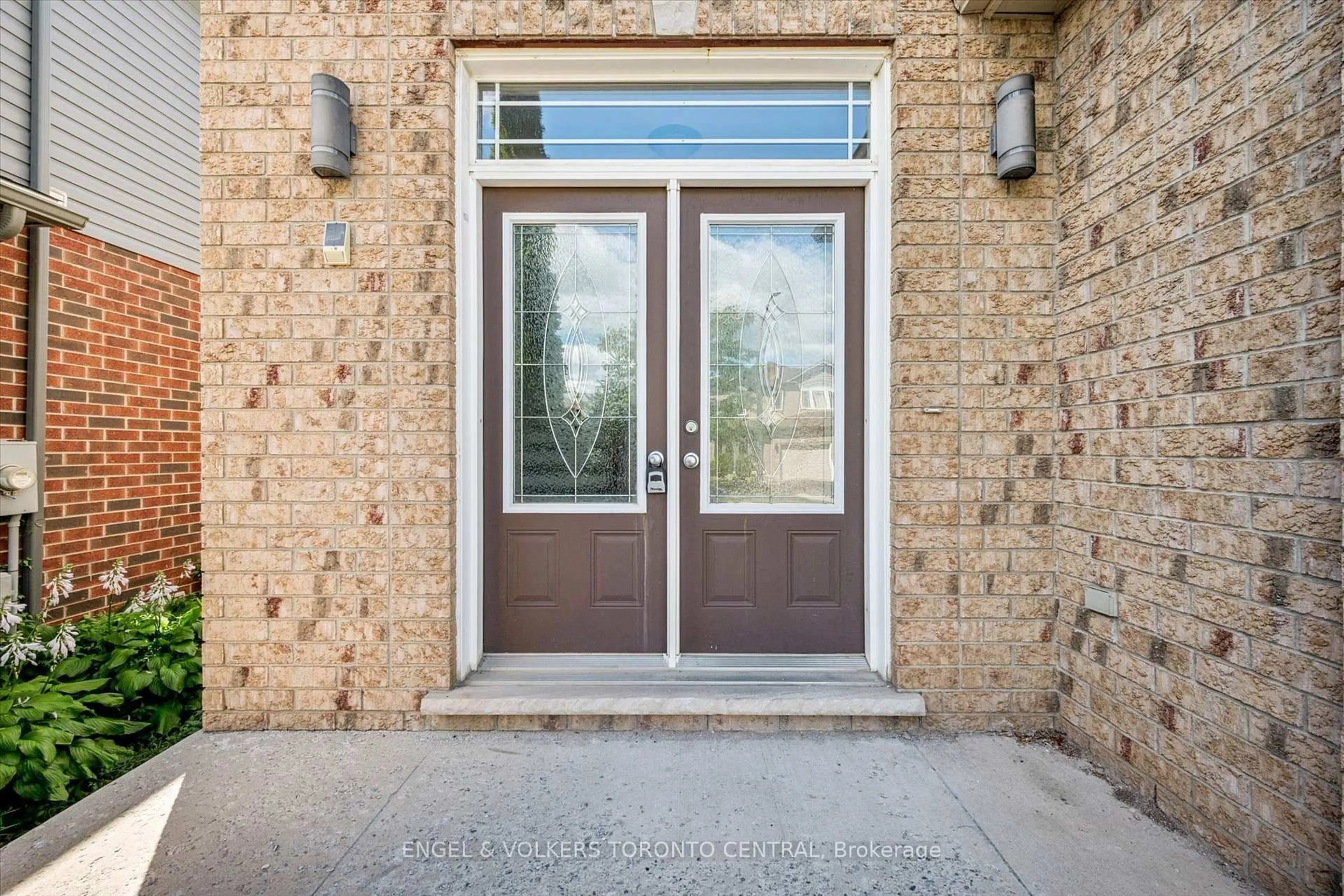 Indoor entryway for 909 Pebblecreek Crt, Kitchener Ontario N2A 4M6
