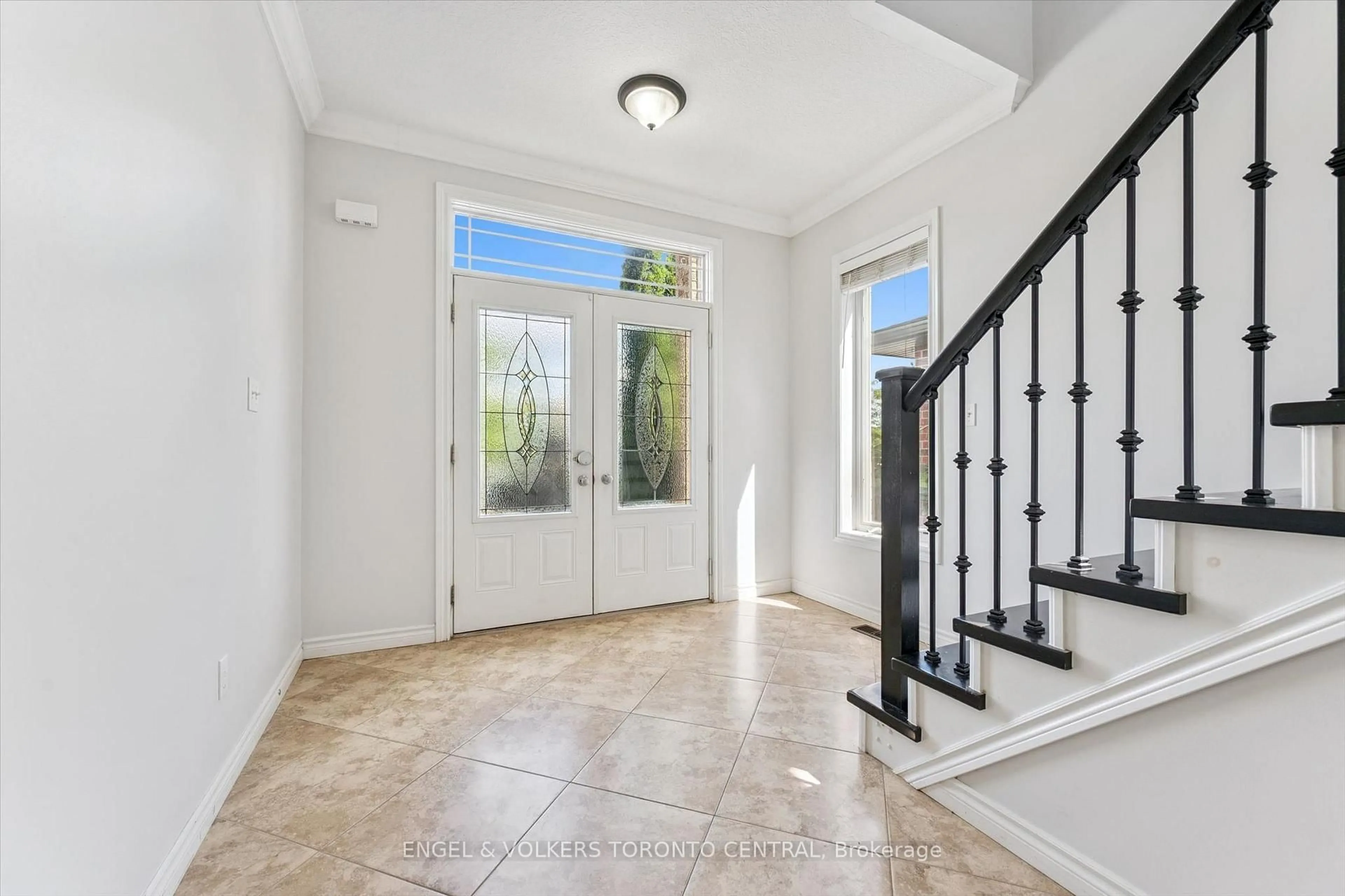Indoor entryway for 909 Pebblecreek Crt, Kitchener Ontario N2A 4M6