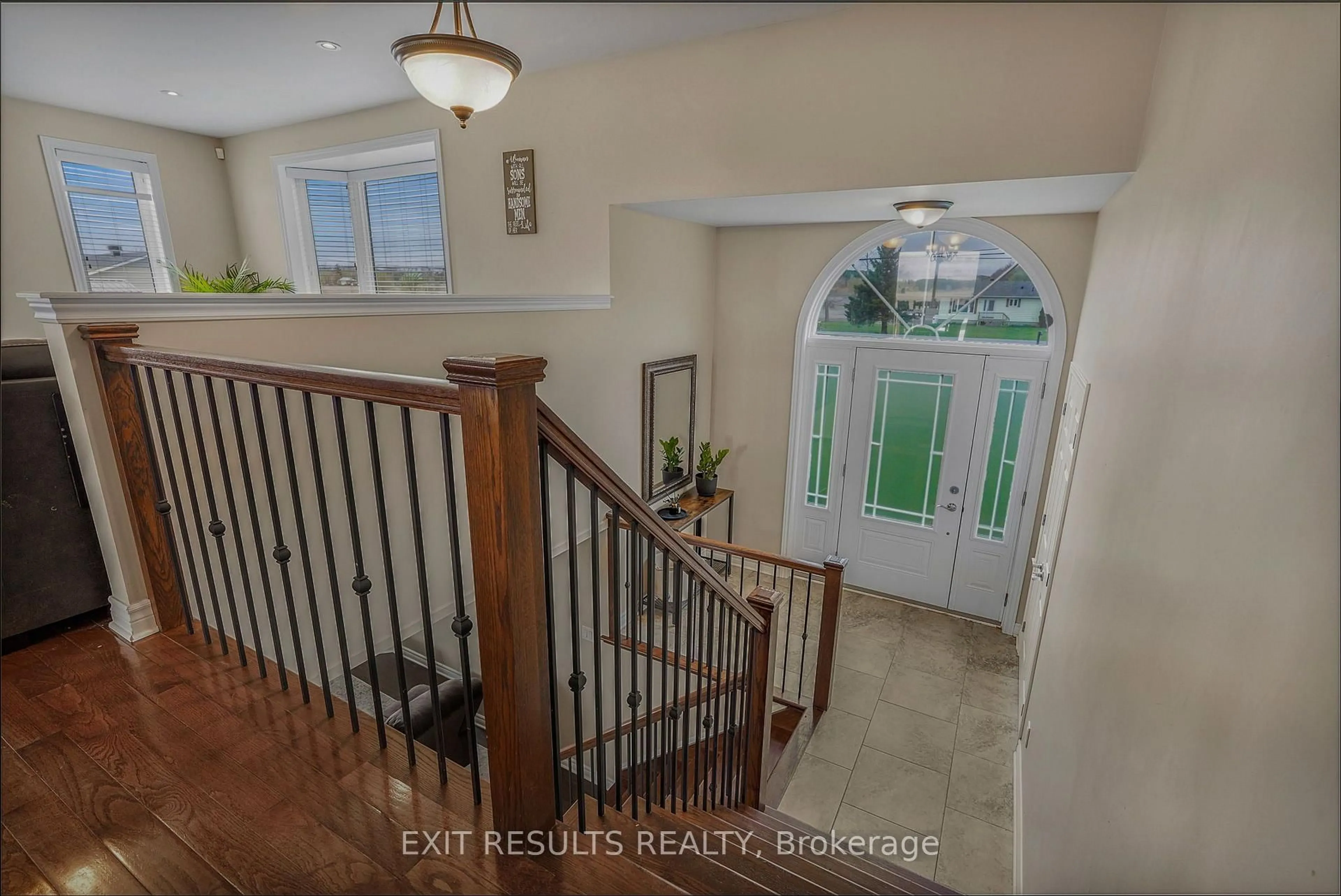Indoor entryway for 1887 Champlain St, Out of Area Ontario K0A 1N0