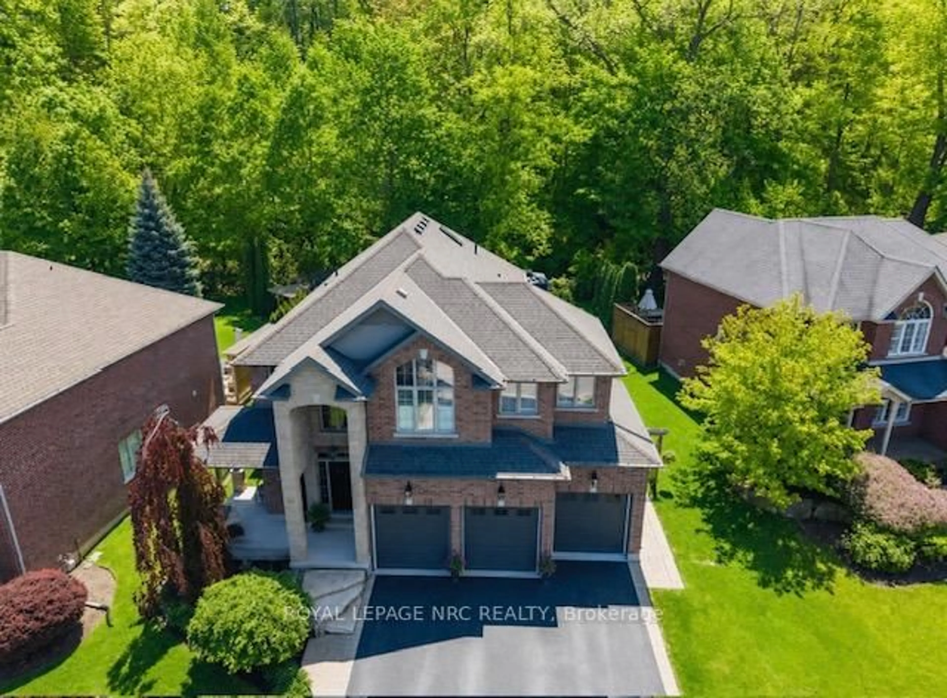 A pic from outside/outdoor area/front of a property/back of a property/a pic from drone, street for 27 Bell Ave, Grimsby Ontario L3M 1B2