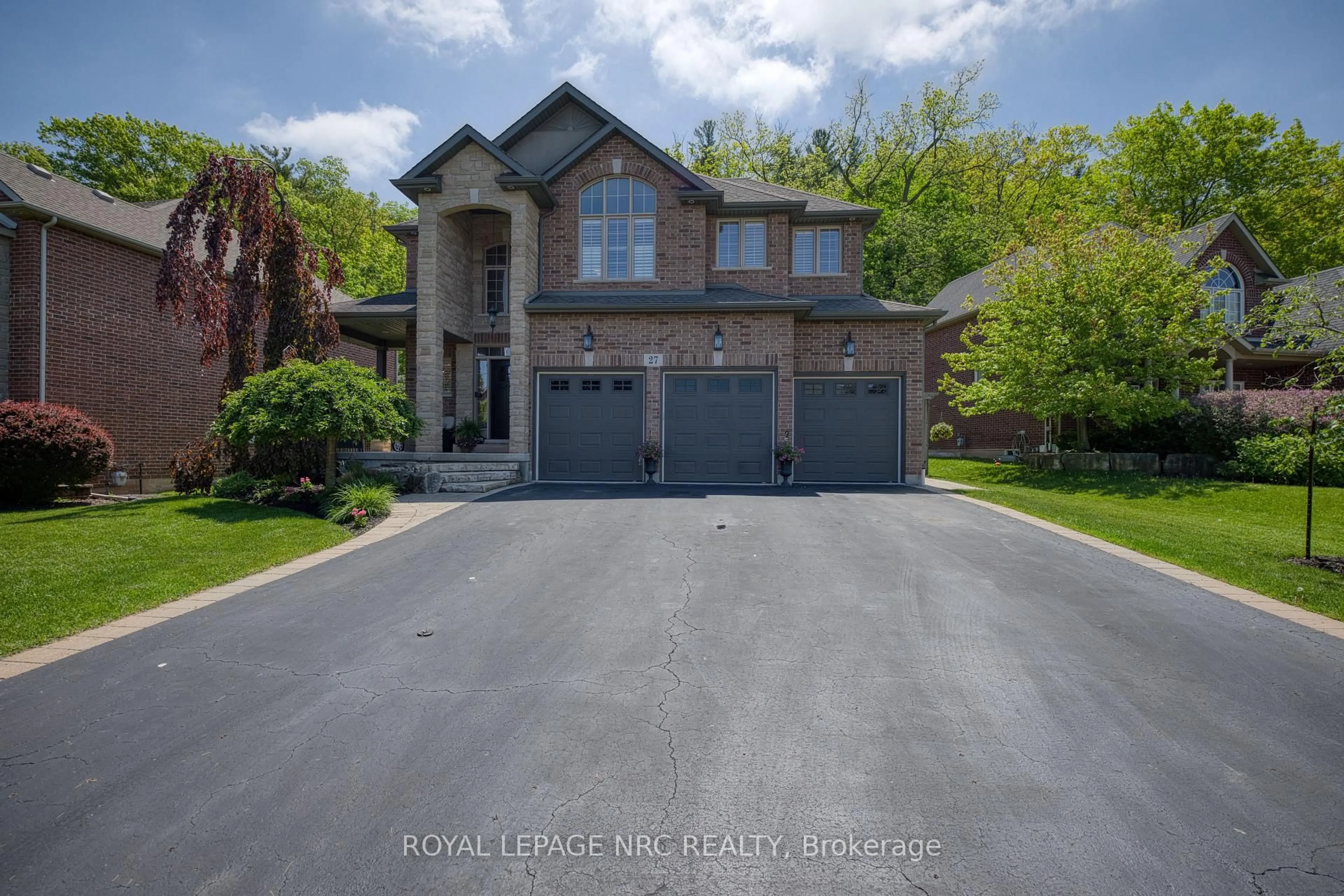 A pic from outside/outdoor area/front of a property/back of a property/a pic from drone, street for 27 Bell Ave, Grimsby Ontario L3M 1B2