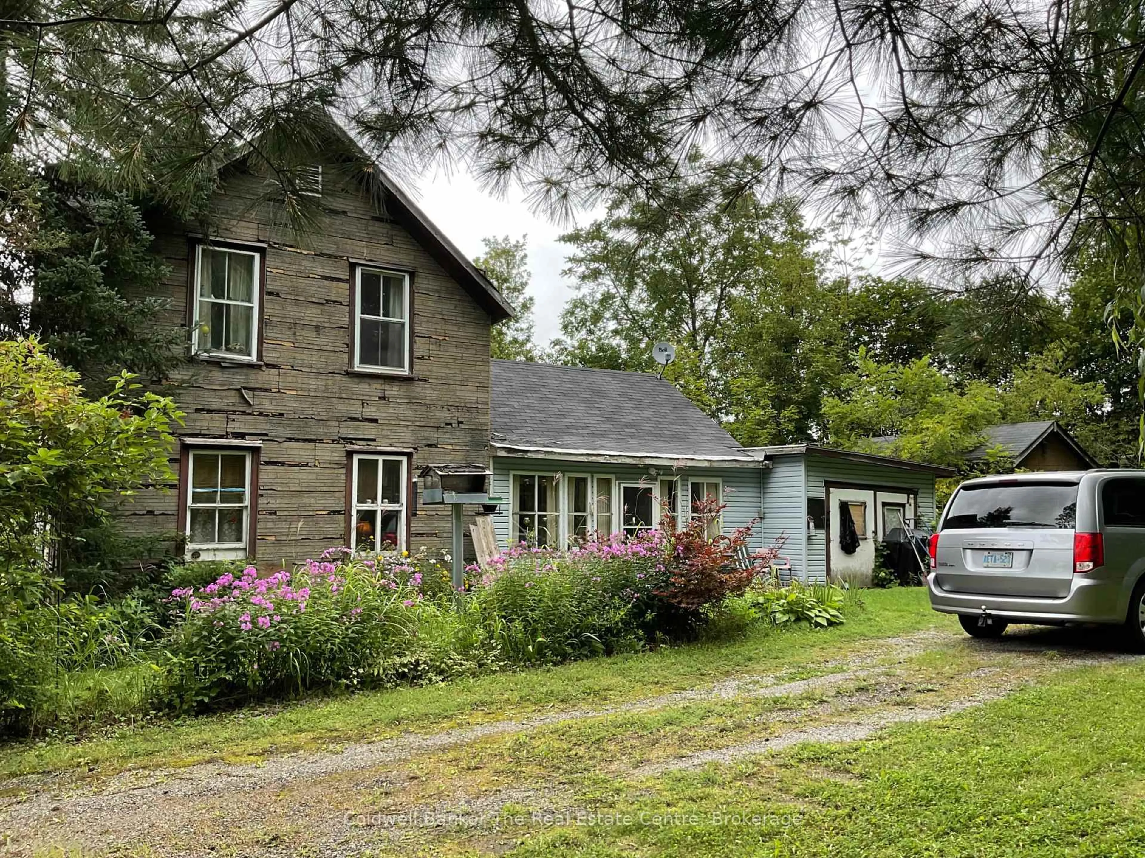 A pic from outside/outdoor area/front of a property/back of a property/a pic from drone, street for 610 John St, Gravenhurst Ontario P1P 1J9
