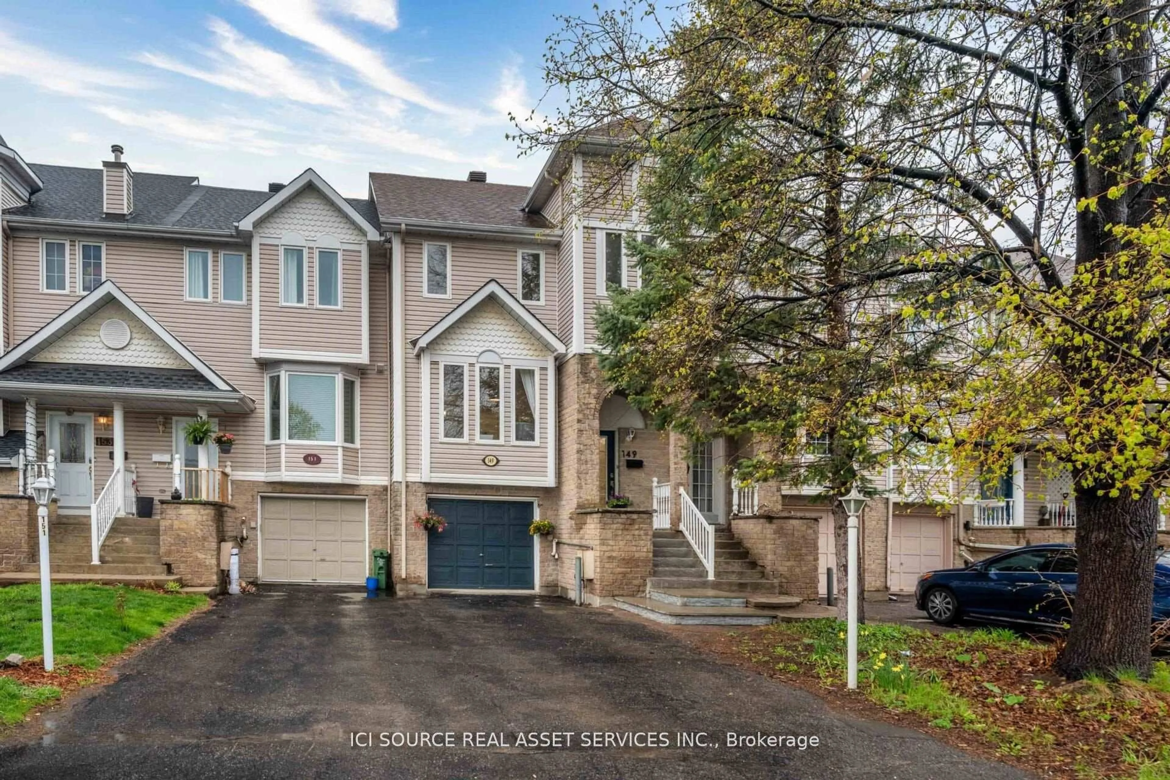 A pic from outside/outdoor area/front of a property/back of a property/a pic from drone, street for 149 Woodgate Way, Ottawa Ontario K2J 4E5