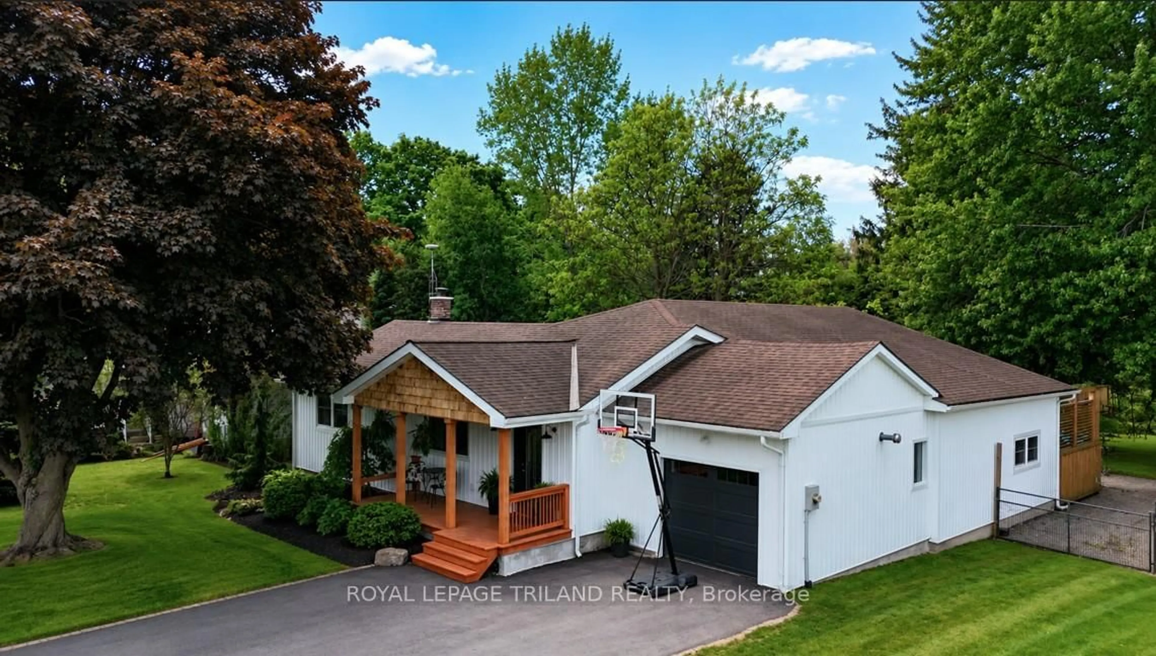 A pic from outside/outdoor area/front of a property/back of a property/a pic from drone, street for 298 Sunset Dr, Central Elgin Ontario N5R 3C5