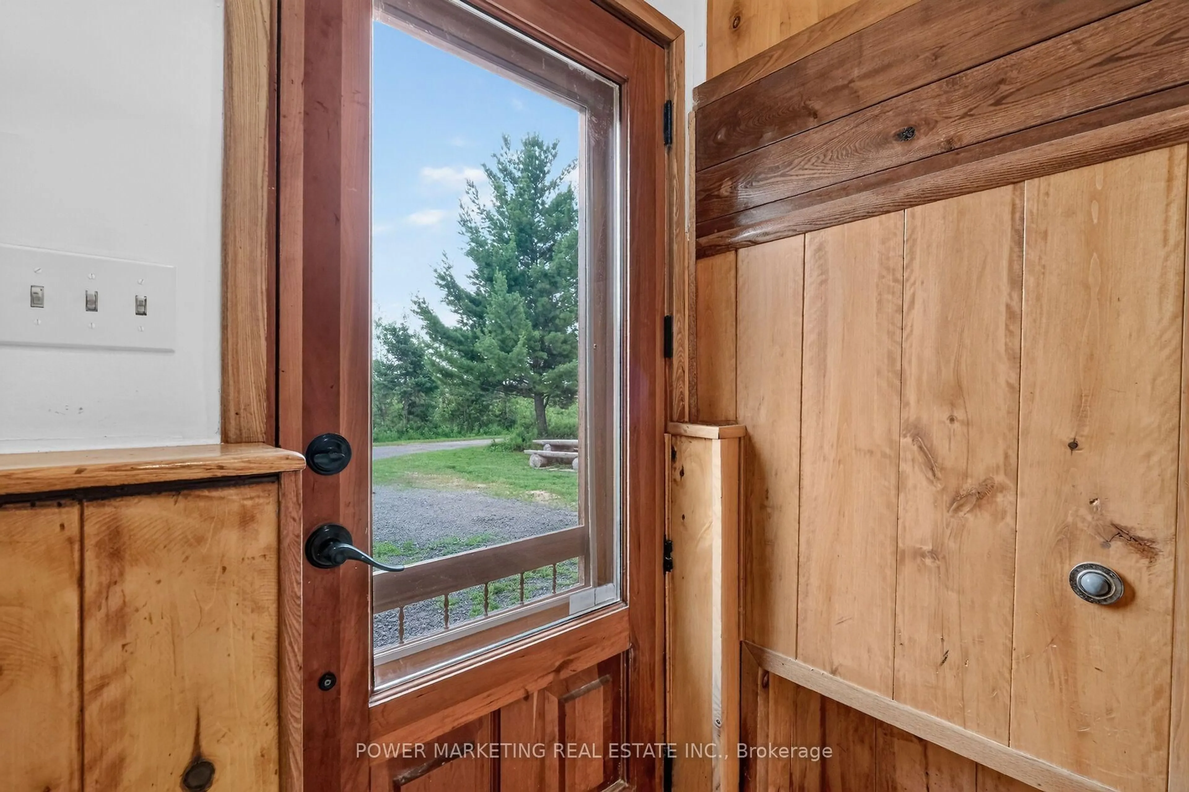 Indoor entryway for 4828 Frank Kenny Rd, Vars Ontario K0A 3H0