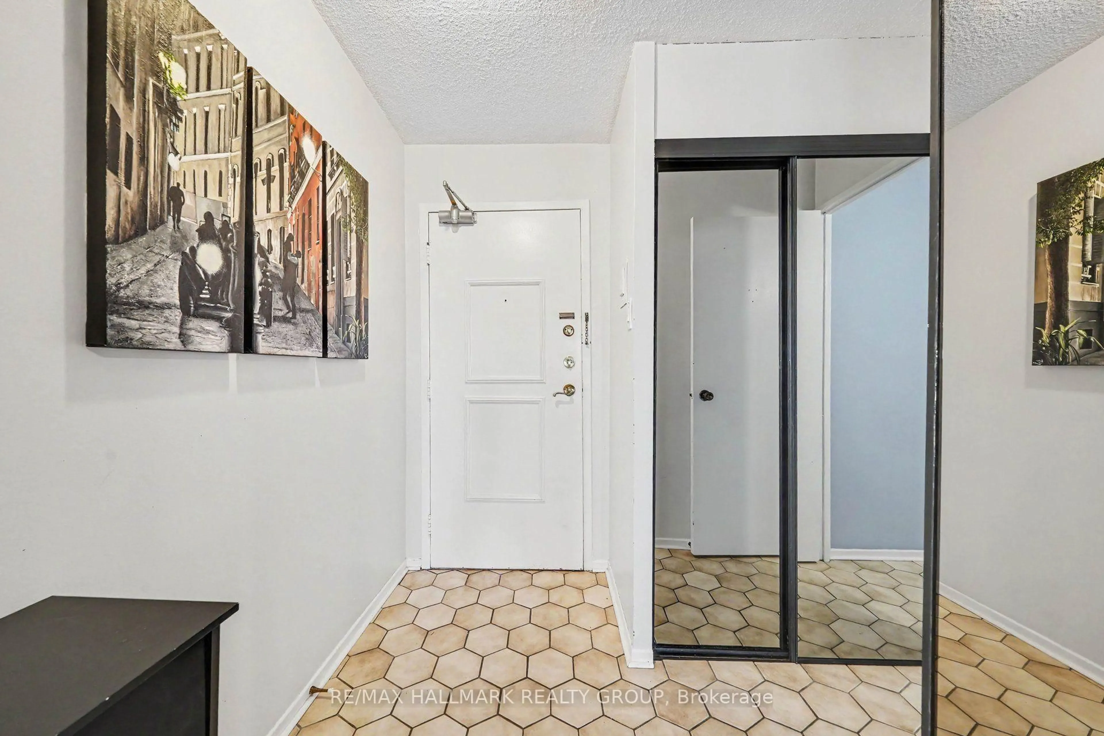Indoor entryway for 2630 Southvale Cres #401, Ottawa Ontario K1B 4S8