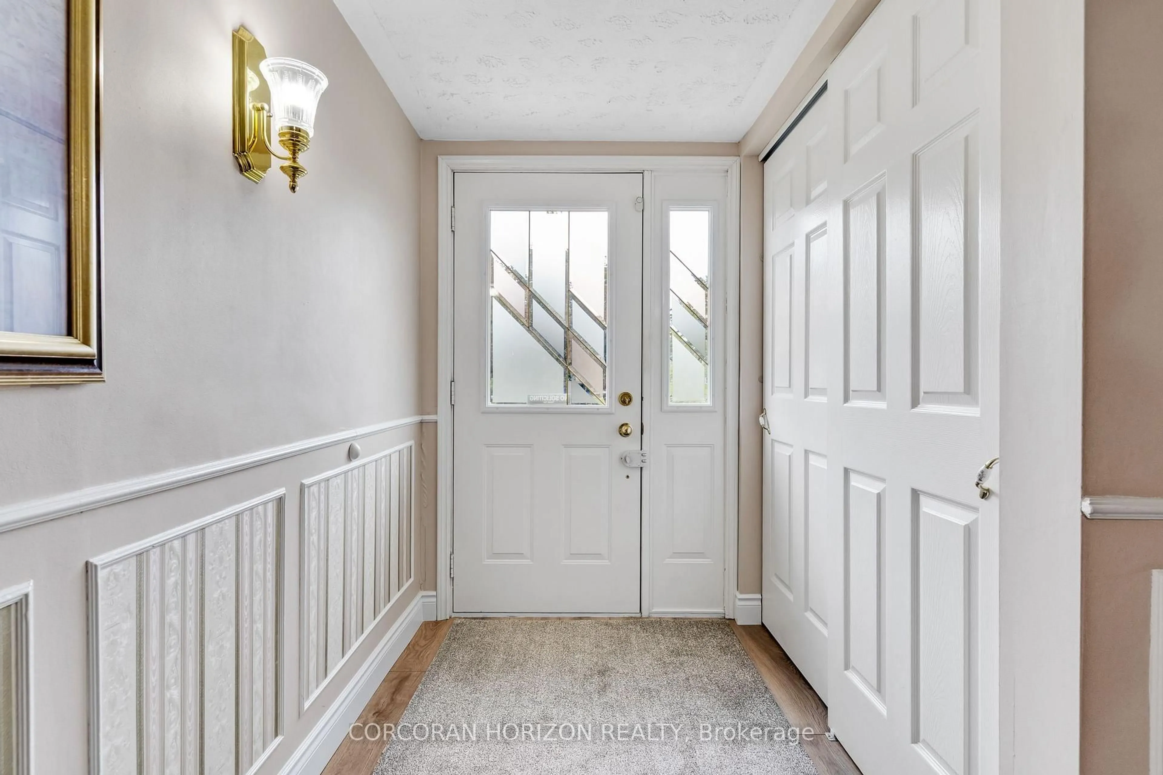 Indoor entryway for 8 Blue Spruce Crt, Kitchener Ontario N2N 1L1