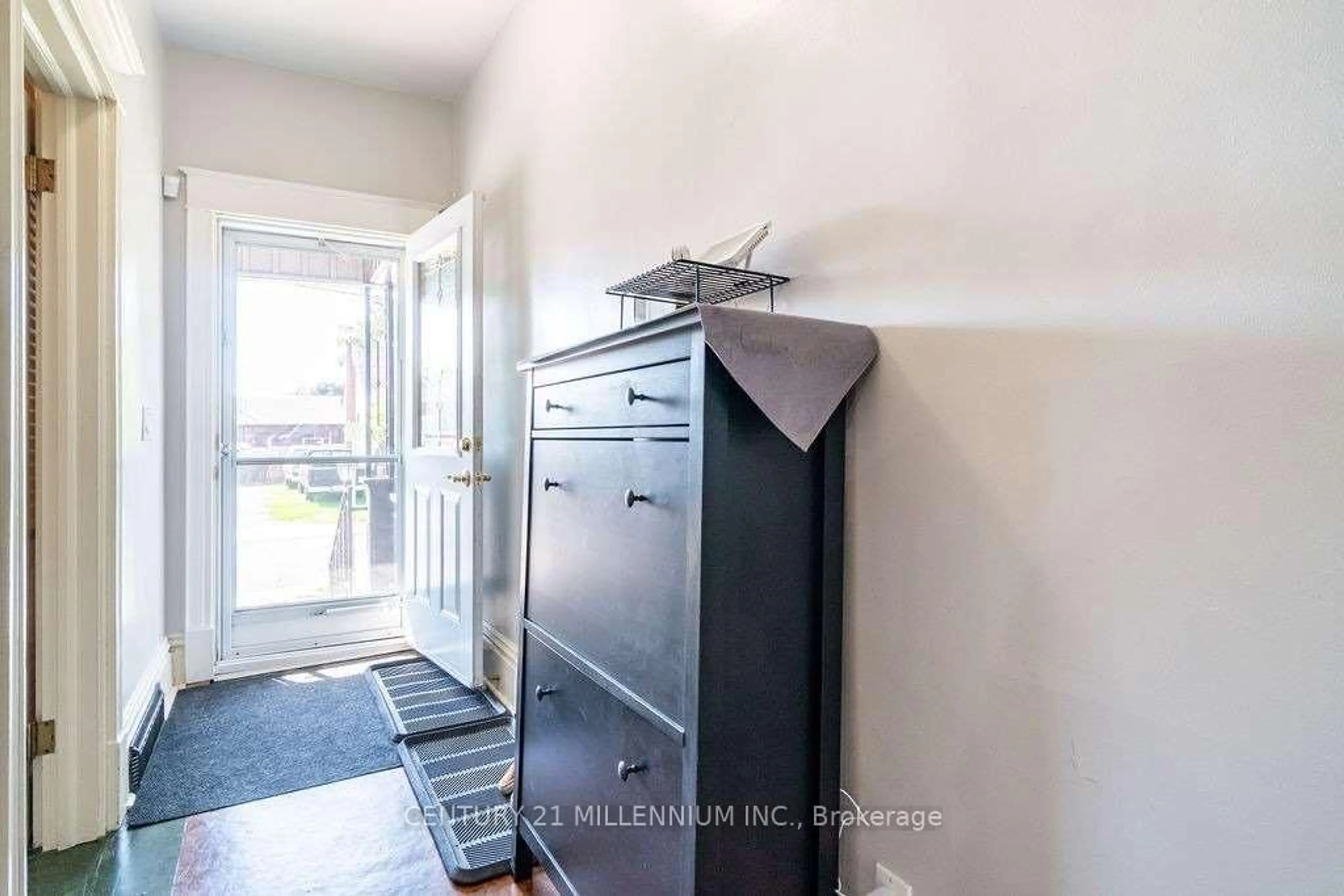 Indoor entryway for 20 Dickson Ave, Hamilton Ontario L8L 6B8