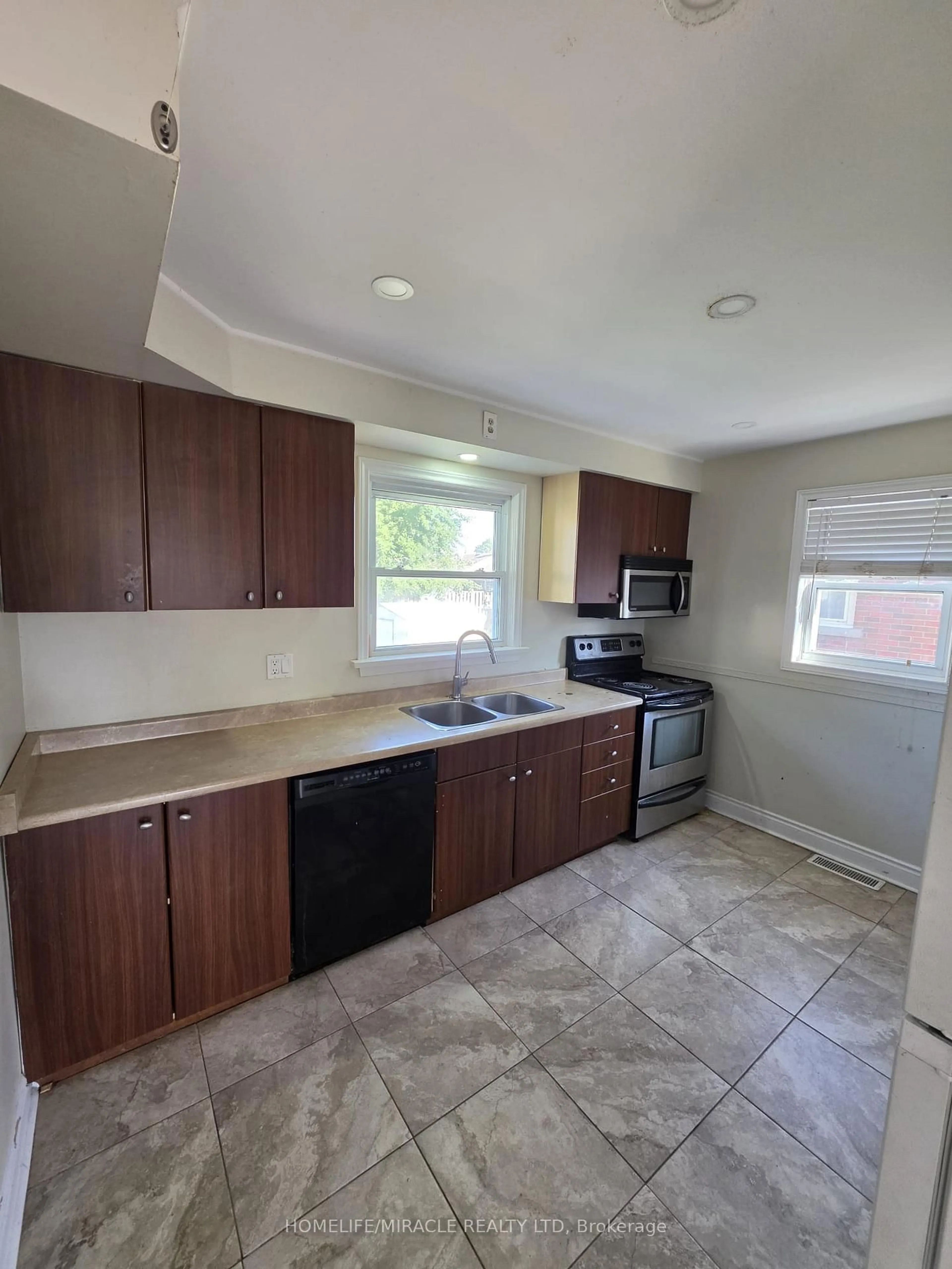 Standard kitchen, ceramic/tile floor for 7150 Douglas Cres, Niagara Falls Ontario L2G 3C4
