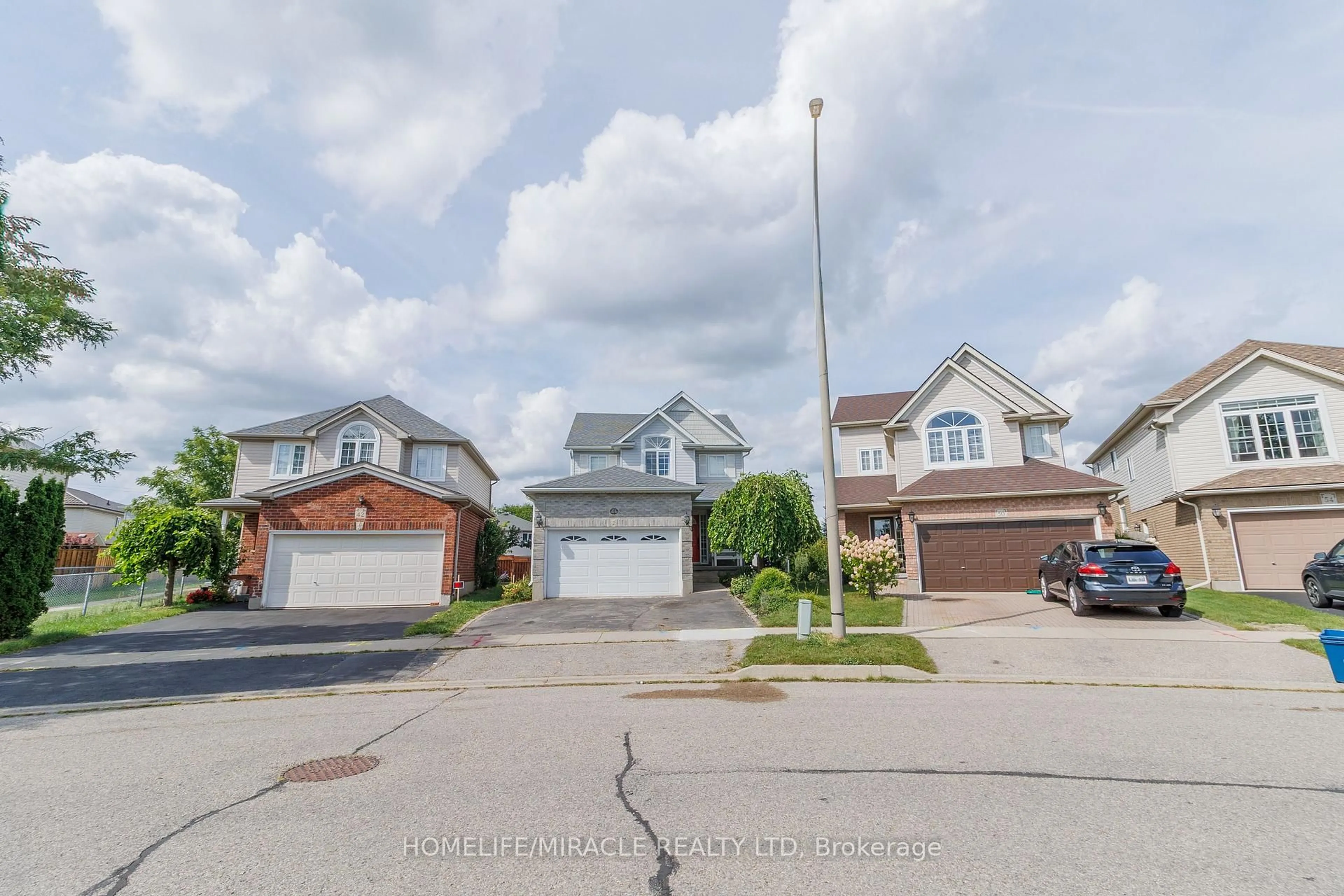 A pic from outside/outdoor area/front of a property/back of a property/a pic from drone, street for 46 Heatherwood Pl, Kitchener Ontario N2N 3P4