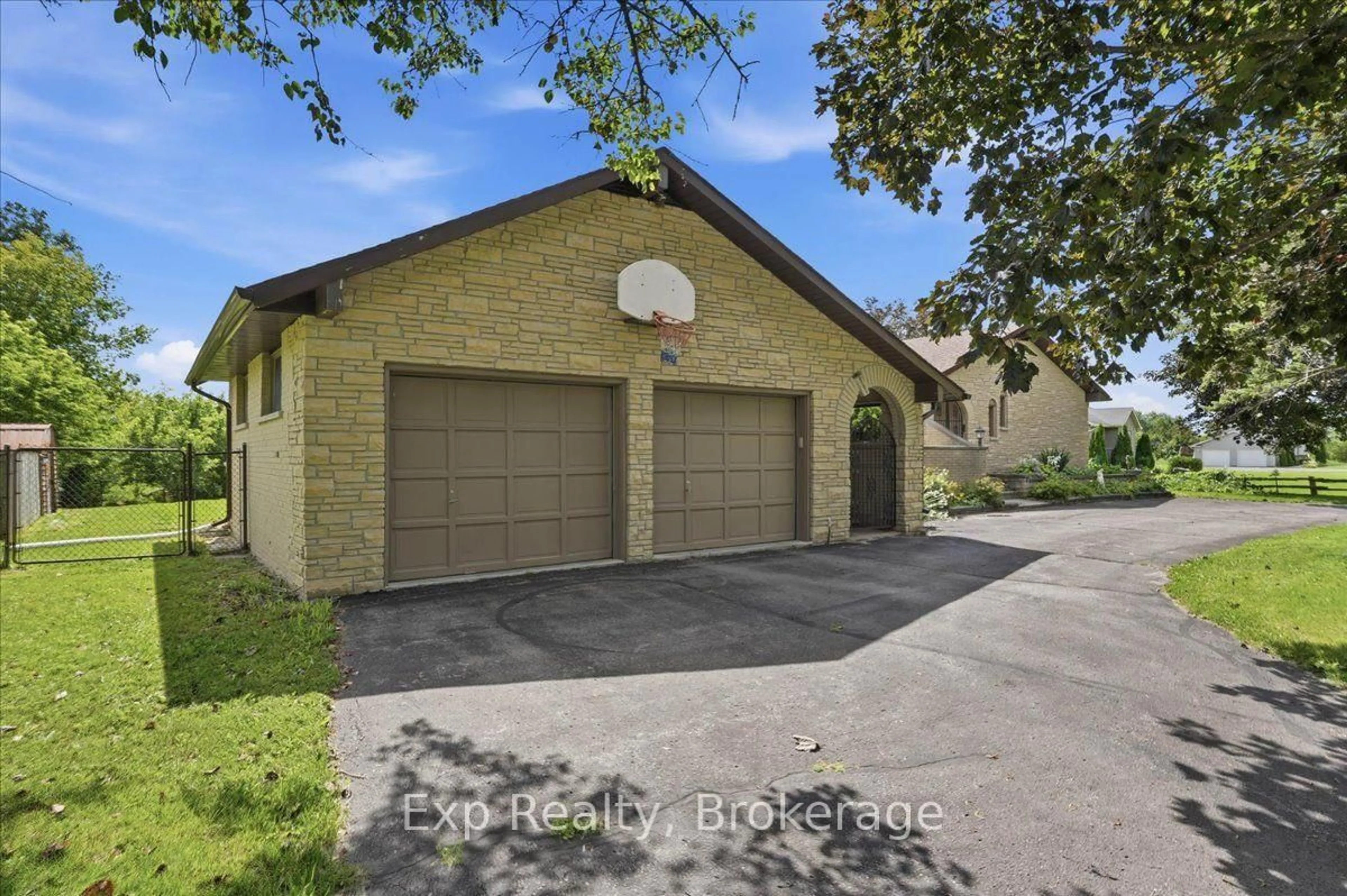 Indoor garage for 126 Casey Rd, Belleville Ontario K8N 4Z6
