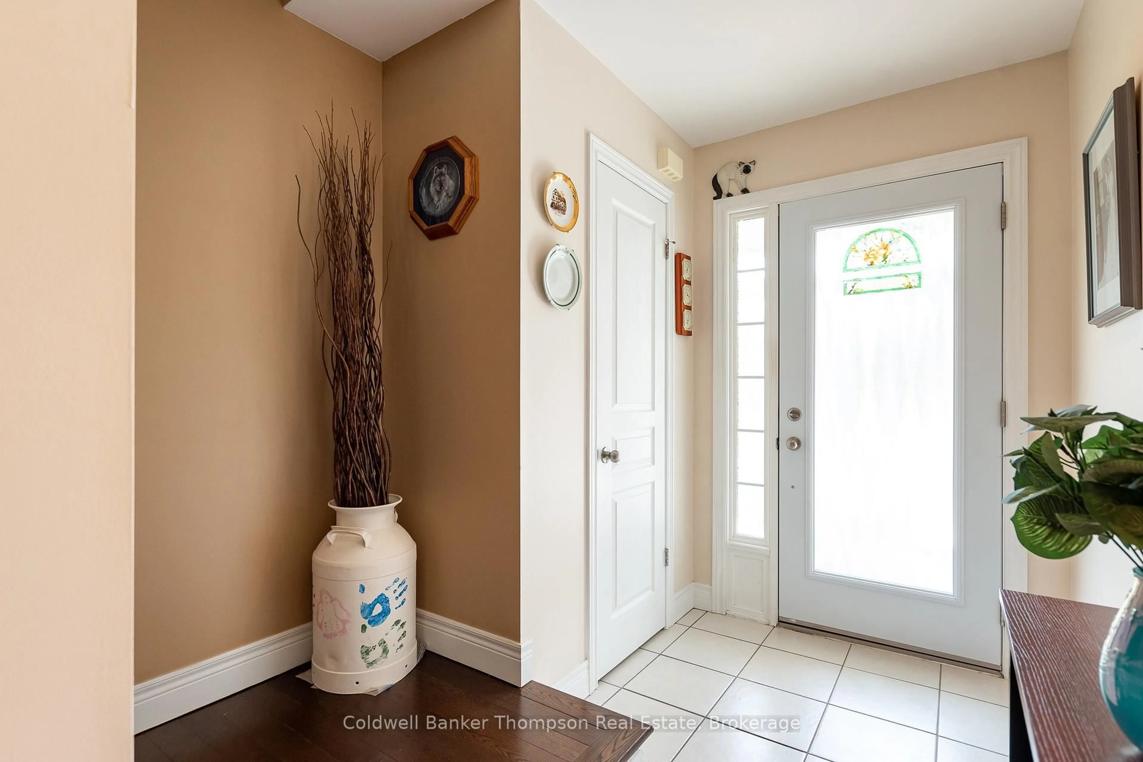 Indoor entryway for 250 Pine St, Gravenhurst Ontario P1P 1B1