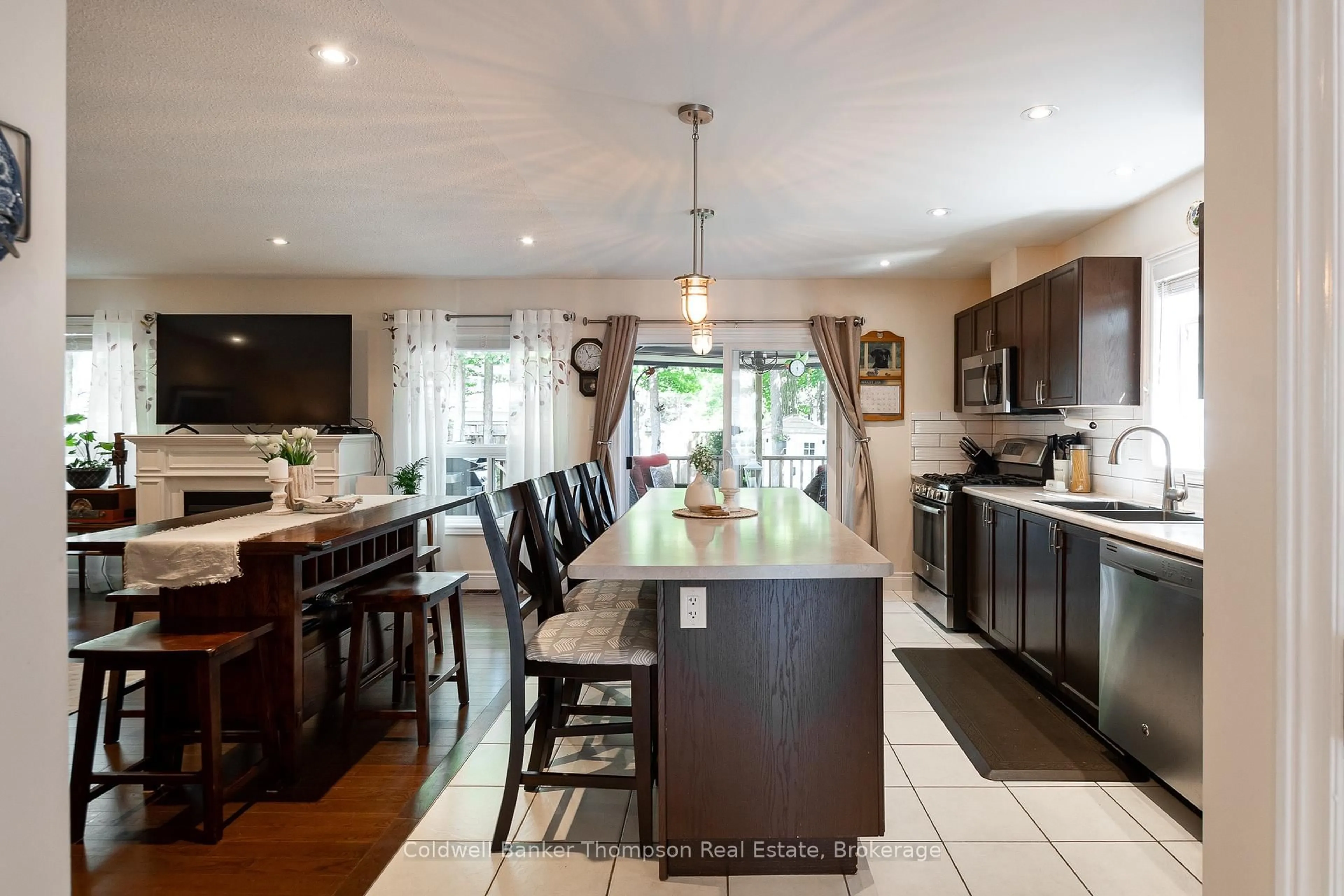 Open concept kitchen, ceramic/tile floor for 250 Pine St, Gravenhurst Ontario P1P 1B1