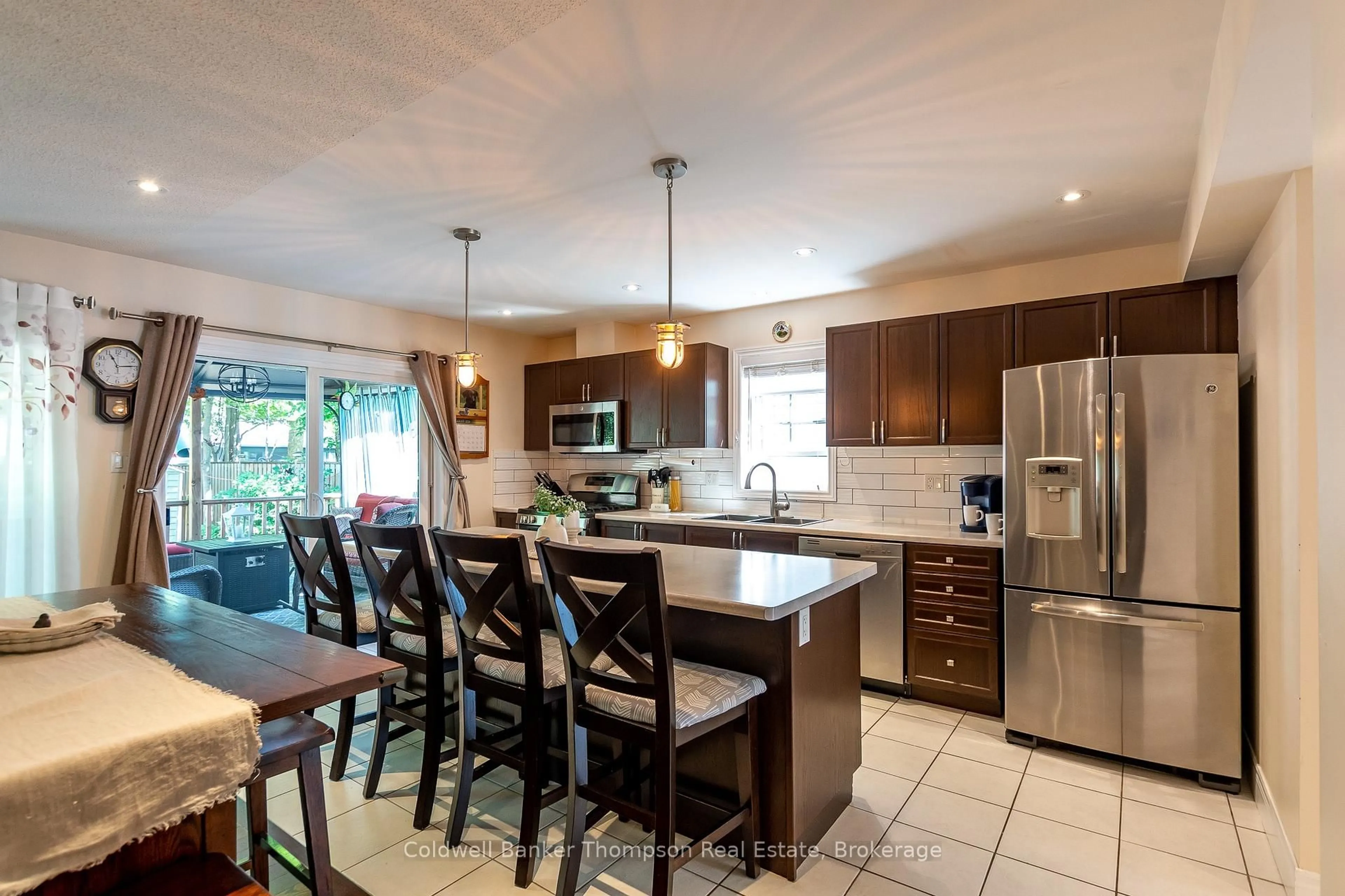 Open concept kitchen, ceramic/tile floor for 250 Pine St, Gravenhurst Ontario P1P 1B1