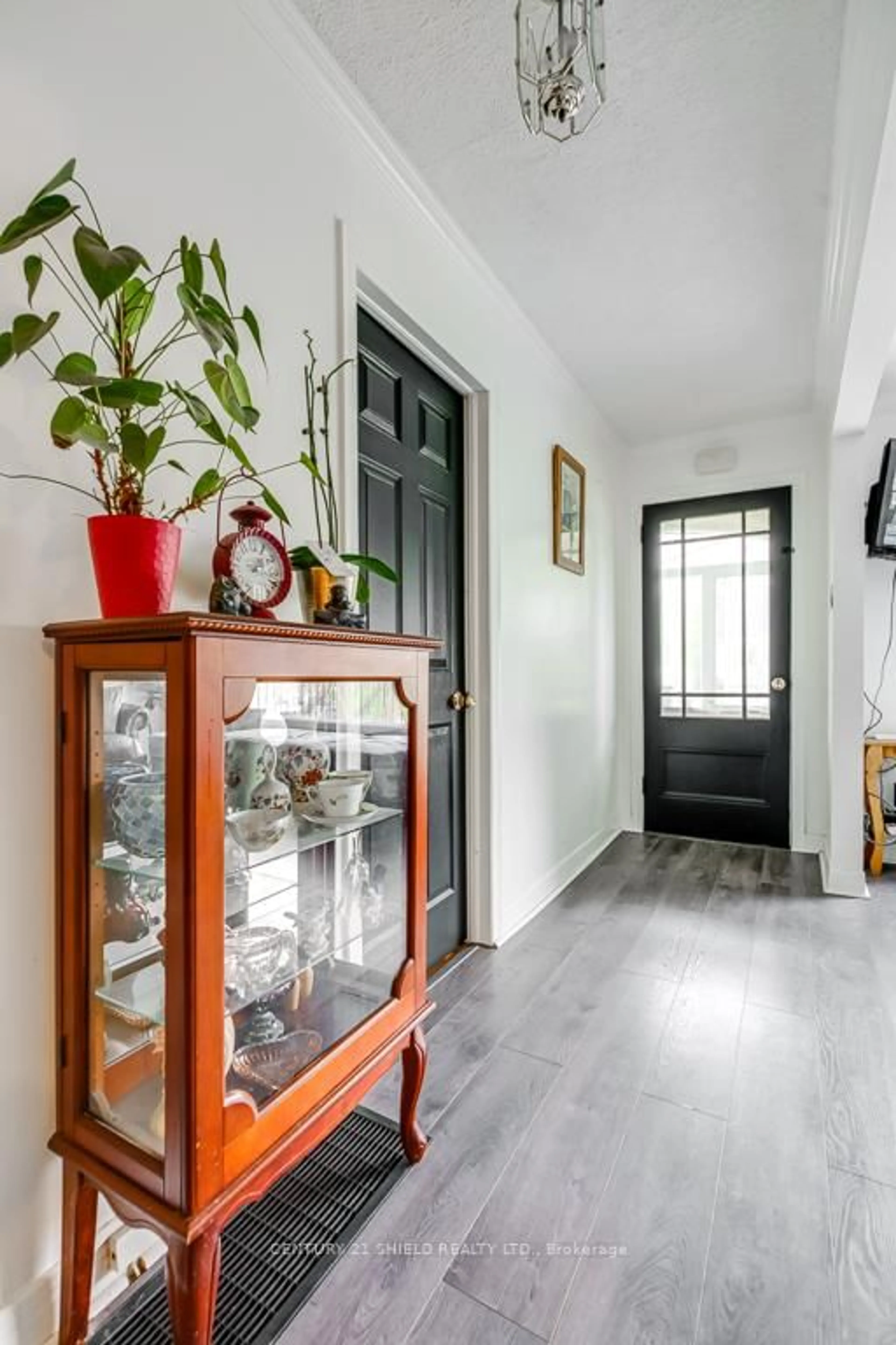 Indoor entryway for 803 Leonard Ave, Cornwall Ontario K6J 1L5