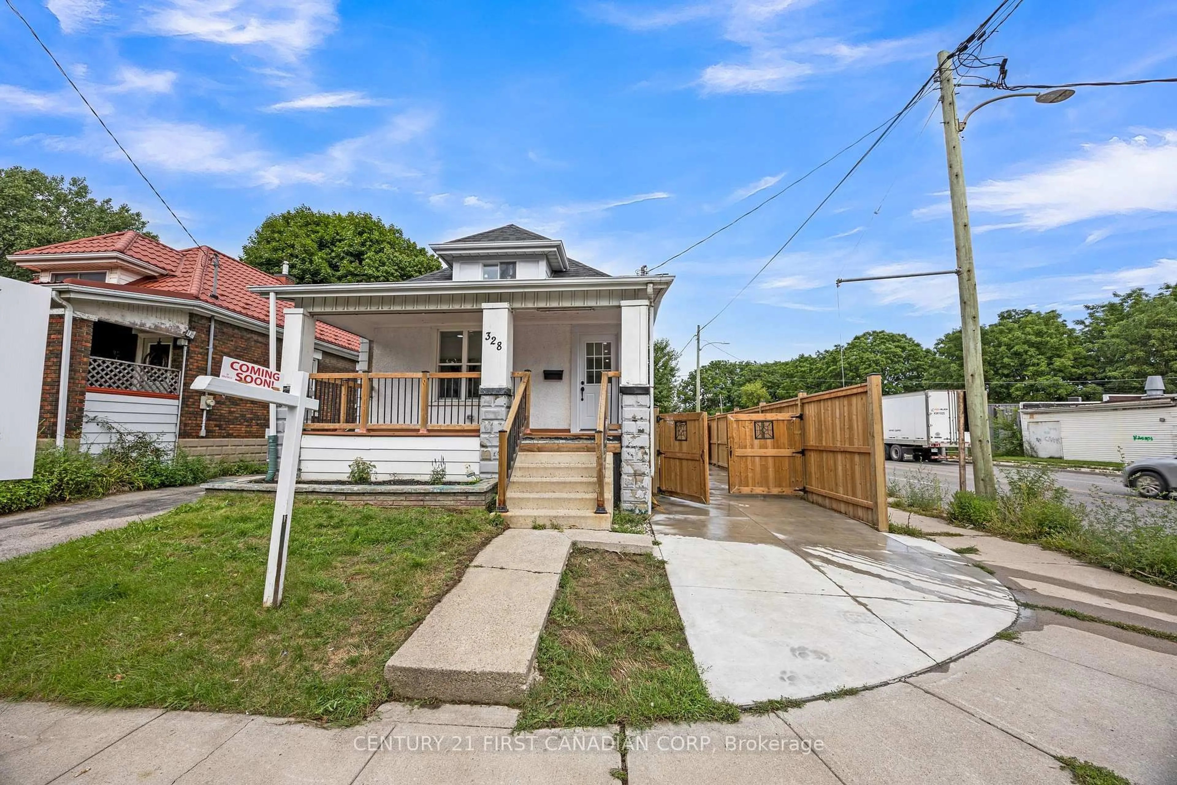 A pic from outside/outdoor area/front of a property/back of a property/a pic from drone, street for 328 Oakland Ave, London East Ontario N5W 4J6