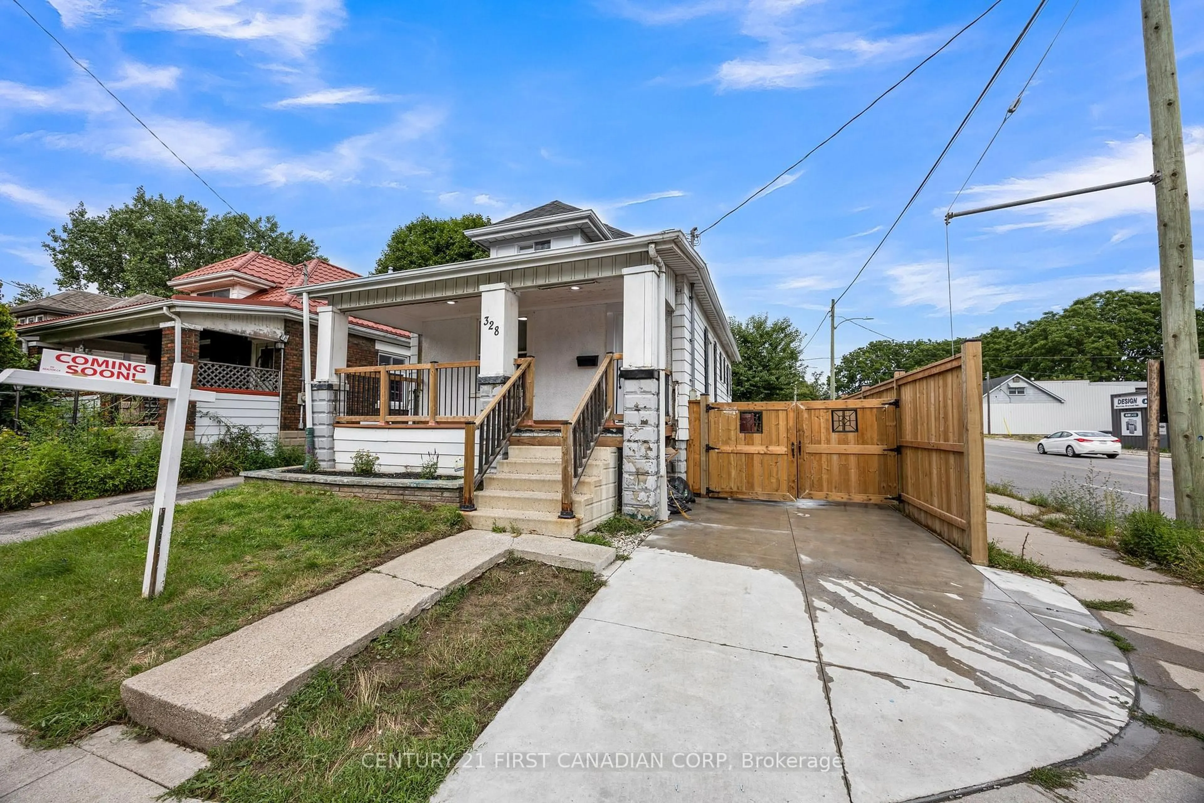 A pic from outside/outdoor area/front of a property/back of a property/a pic from drone, street for 328 Oakland Ave, London East Ontario N5W 4J6